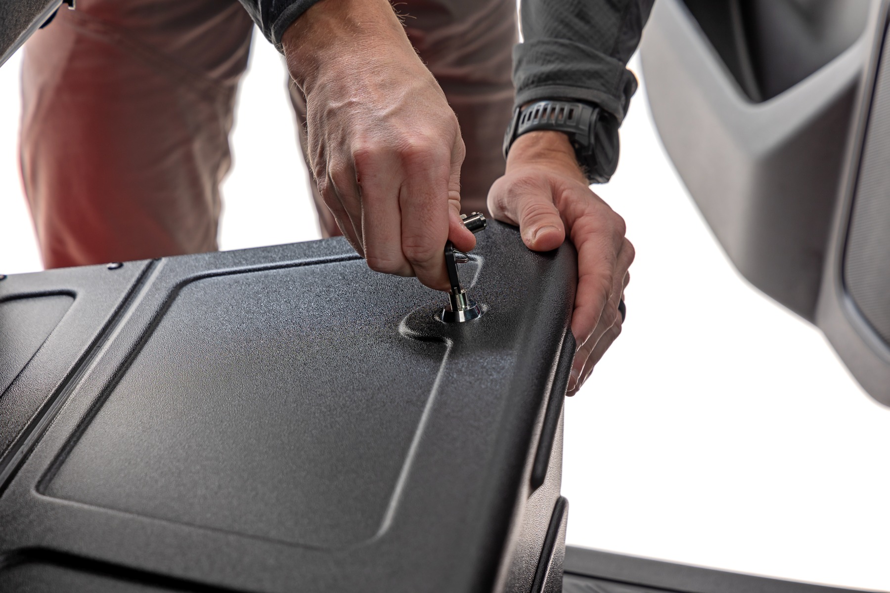 Stauraum unter dem Sitz mit abschließbarem Deckel | Crew Cab | Chevy/GMC 1500/2500HD/3500HD (19–26) — Bild 4