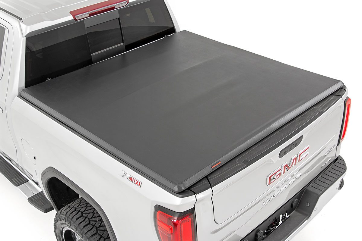 Weiche, dreifach faltbare Ladeflächenabdeckung | 5'10 Zoll Ladefläche | Chevy/GMC Sierra 1500 (19–26)/Silverado 1500 (19–26)