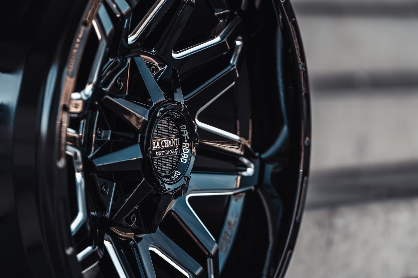 La Chanti OF3 | Gloss Black Milled · 10J×20" · ET-12 | 6x135 / 6x139.7 — Bild 5