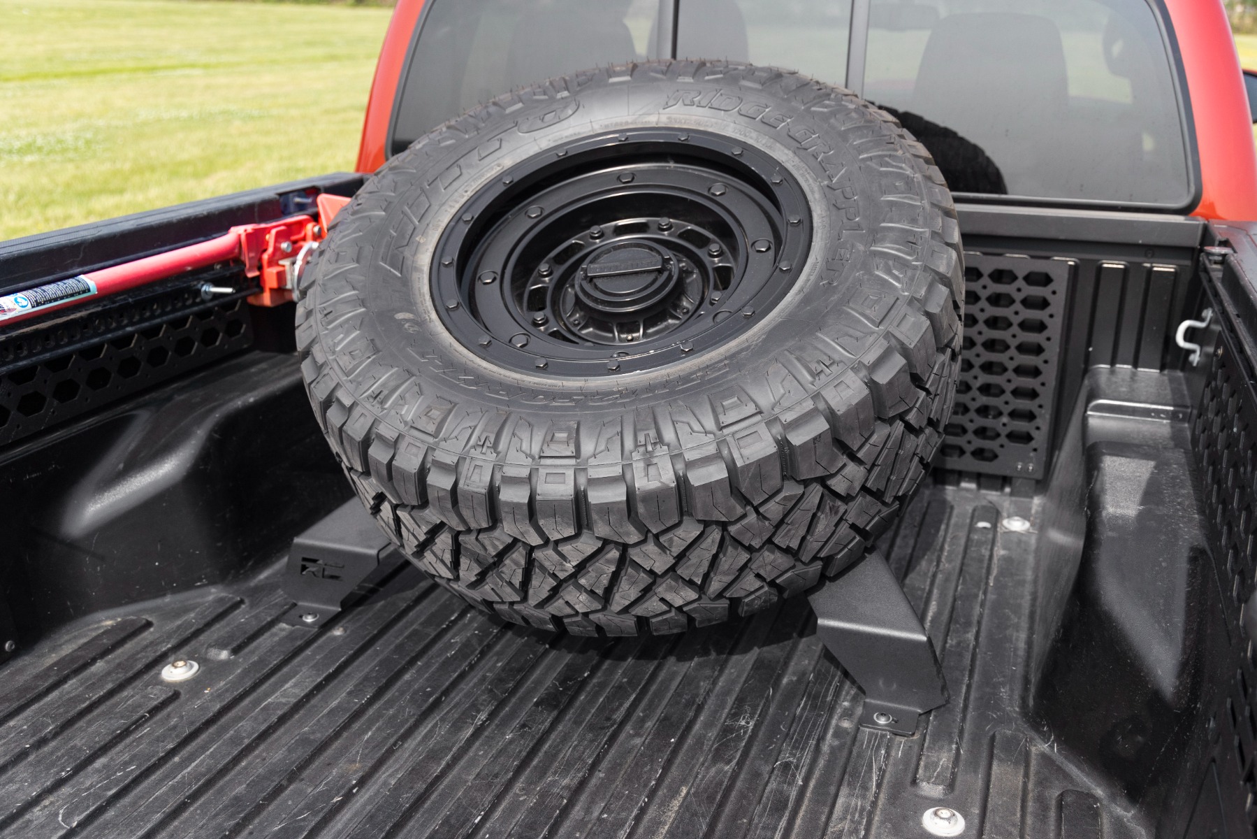Bed Mount Spare Tire Carrier | Universal (5x5.5 6x5.5 6x135 & 5x5.0 Bolt Patterns) — Bild 4