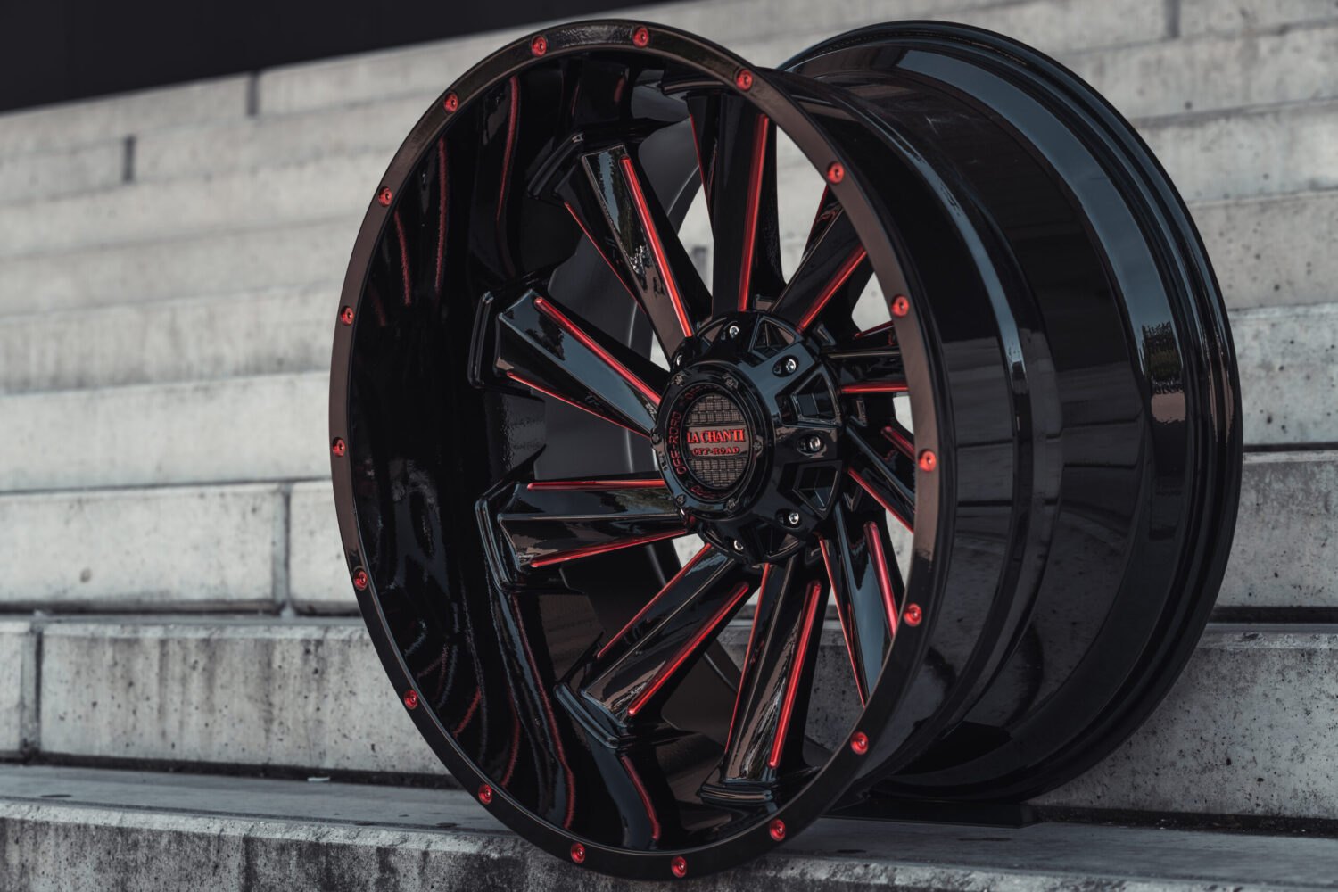 La Chanti OF10 | Glossy Black / RED · 12J×20" · ET-44 | 5x139.7 — Bild 3
