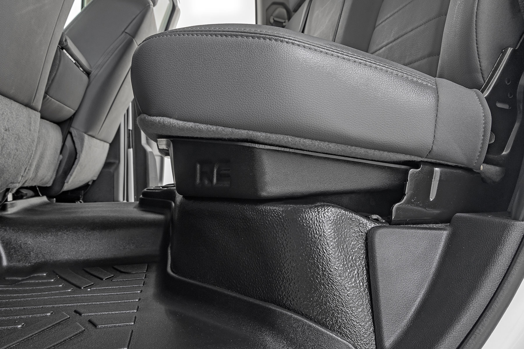Stauraum unter dem Sitz | Quad/Crew Cab | RAM 1500 (02–18)/2500 (11–26) — Bild 5
