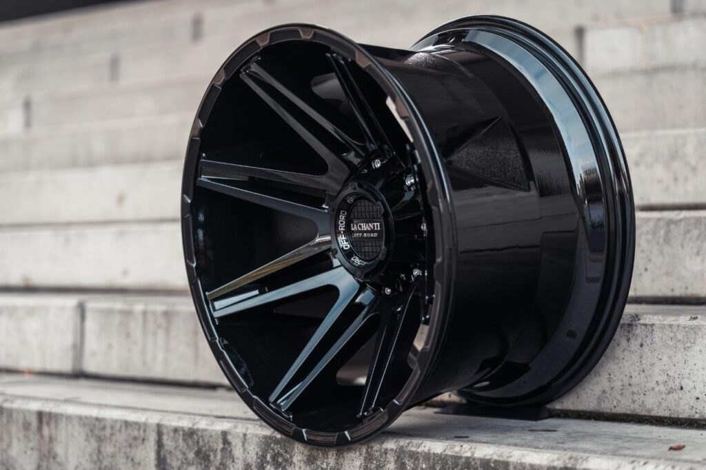 La Chanti OF19 | Glossy Black · 12J×20" · ET-25 | 6x135 / 6x139.7 — Bild 3