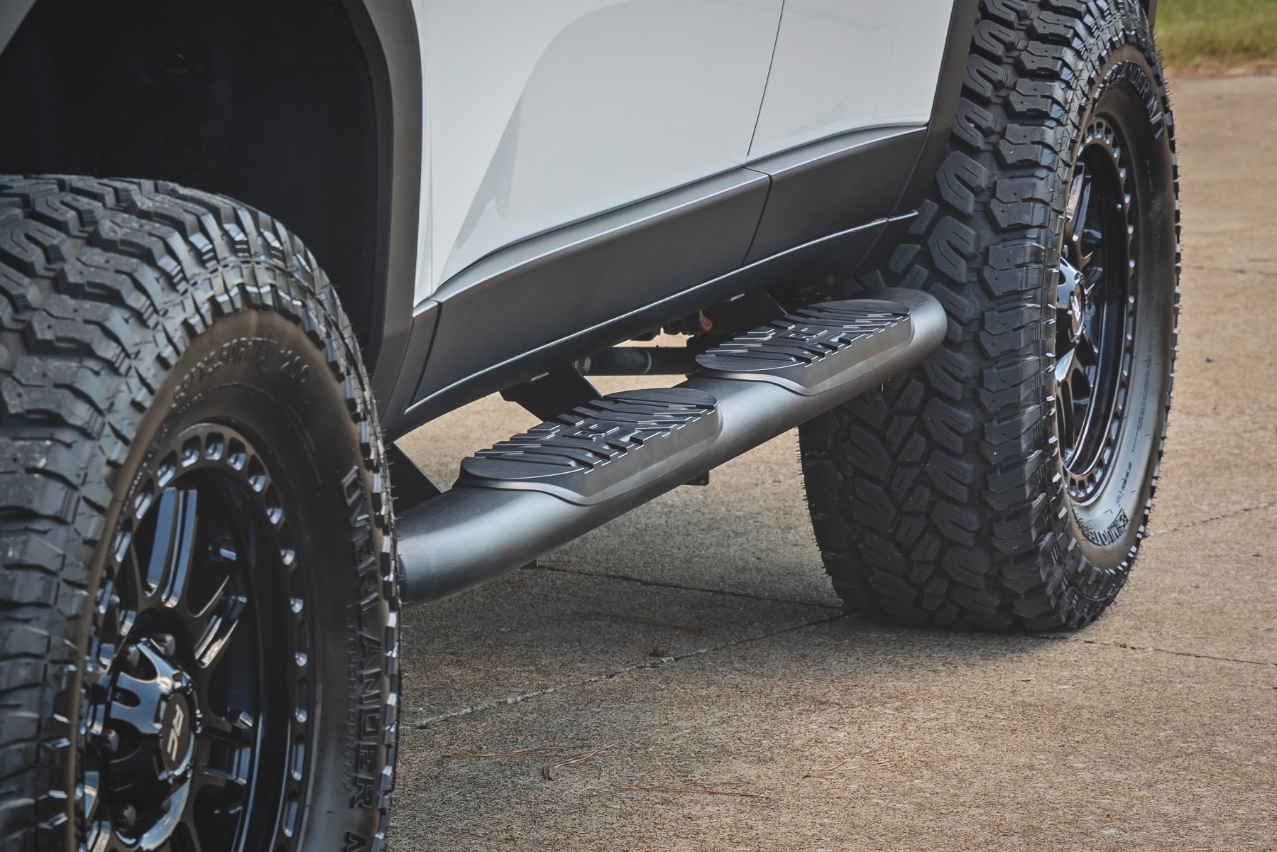 Oval Nerf Steps | Black | Toyota Land Cruiser 4WD (2024-2026) — Bild 4