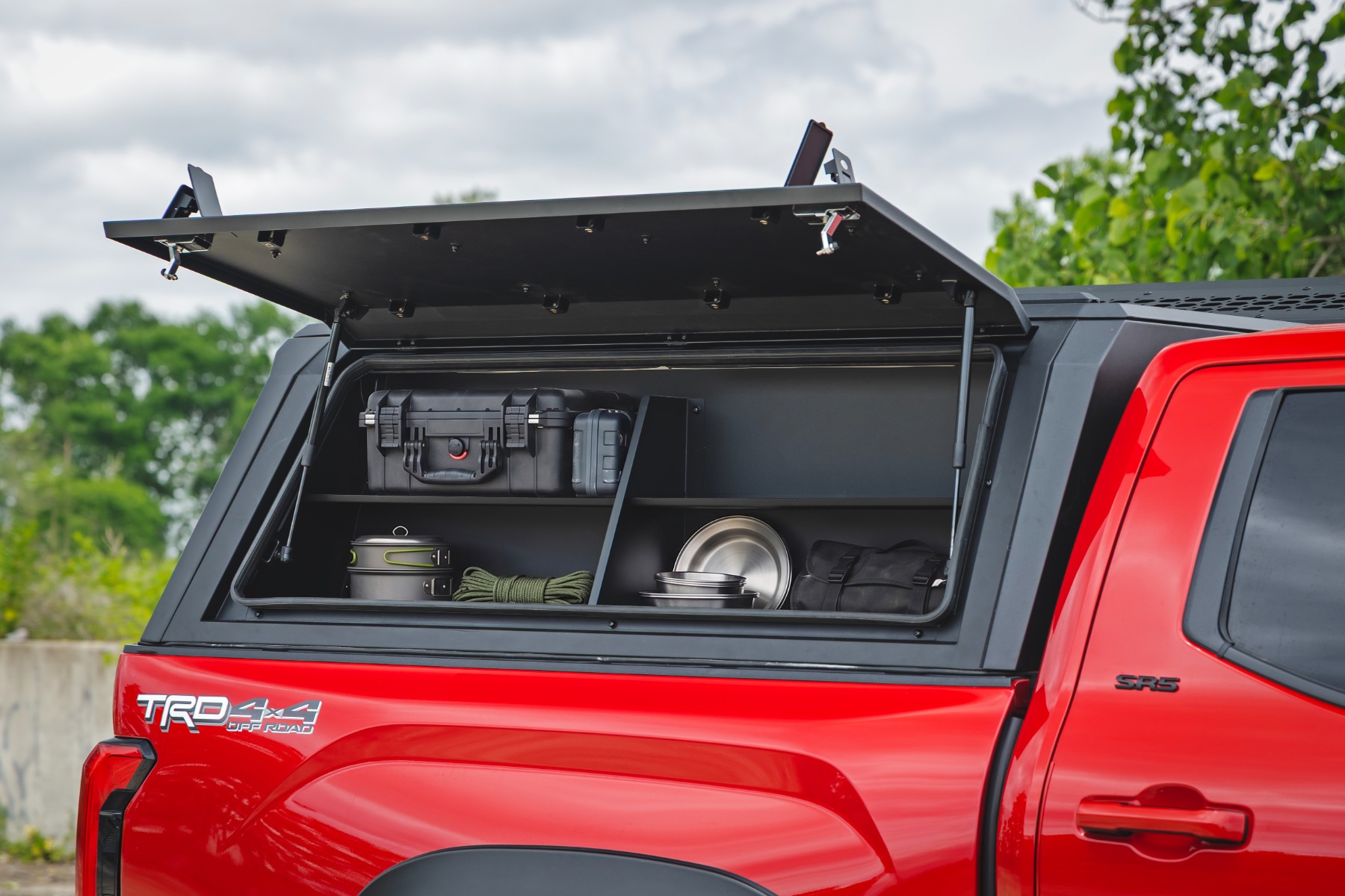 Aufbewahrungsbehälter für die Ladeflächenabdeckung | Beifahrerseite | Toyota Tundra 2WD/4WD (2022–2026) — Bild 4