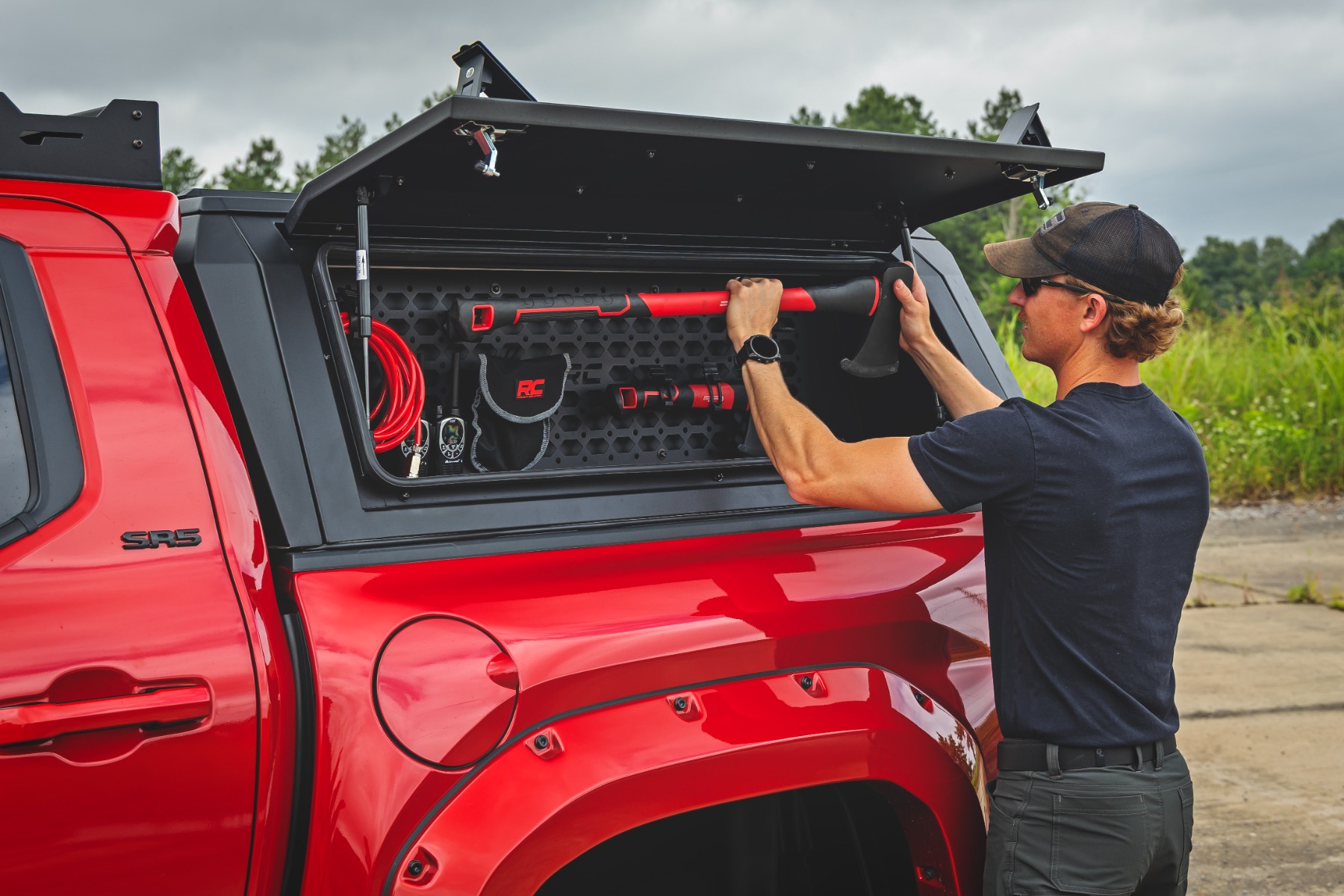 Bed Cap Molle Panel Side Storage Bin | Drivers Side | Toyota Tacoma (24-26) — Bild 5