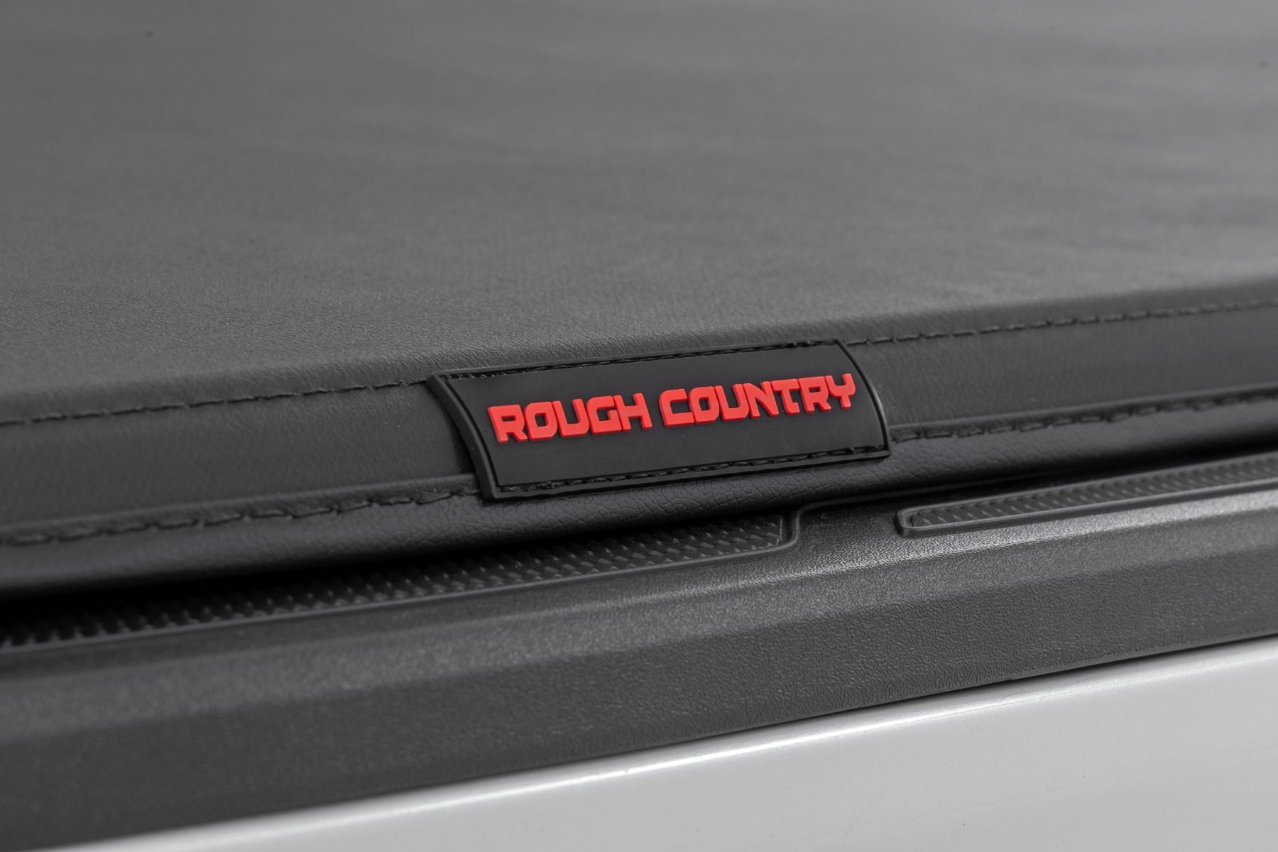Weiche, dreifach faltbare Ladeflächenabdeckung | 5' Ladefläche | Doppelkabine | Toyota Tacoma 2WD/4WD (24–26) — Bild 4