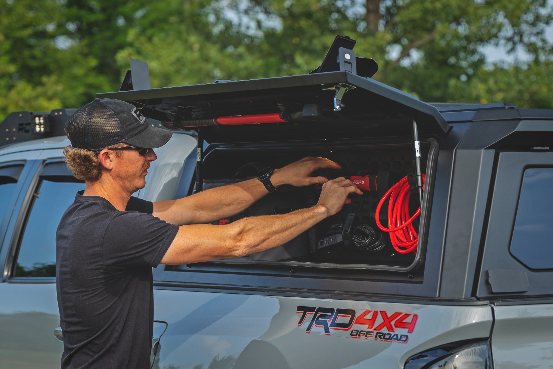 Bed Cap Molle Panel Side Storage Bin | Drivers Side | Toyota Tacoma (16-23) — Bild 4