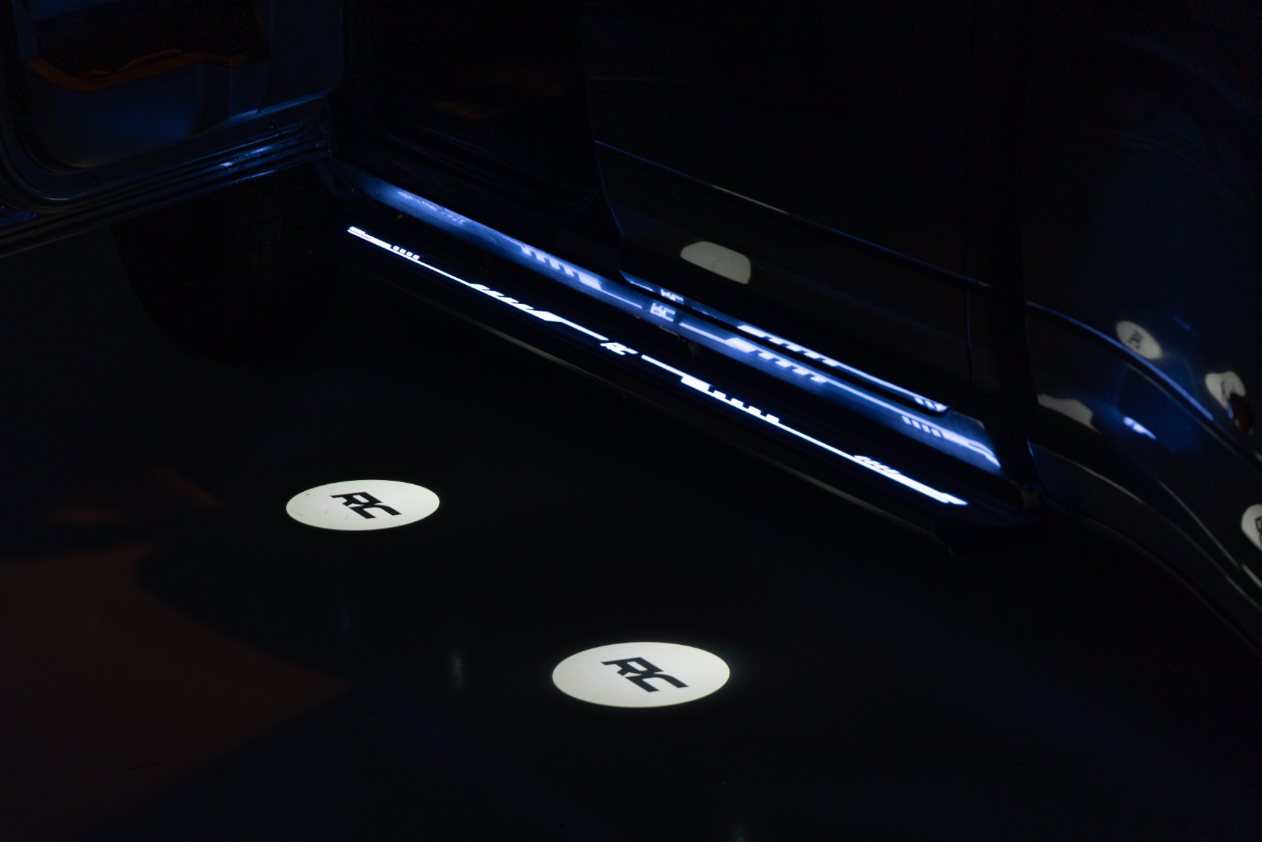 Mehrfarbige LED-Trittbretter | Crew Cab | RAM 2500/3500 2WD/4WD (2011–2026) — Bild 2