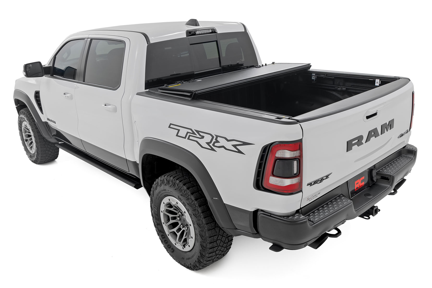 Stabile, dreifach faltbare, hochklappbare Ladeflächenabdeckung | 5'7 Zoll Ladefläche | RAM 1500 (19–26)/1500 TRX (21–24) — Bild 5