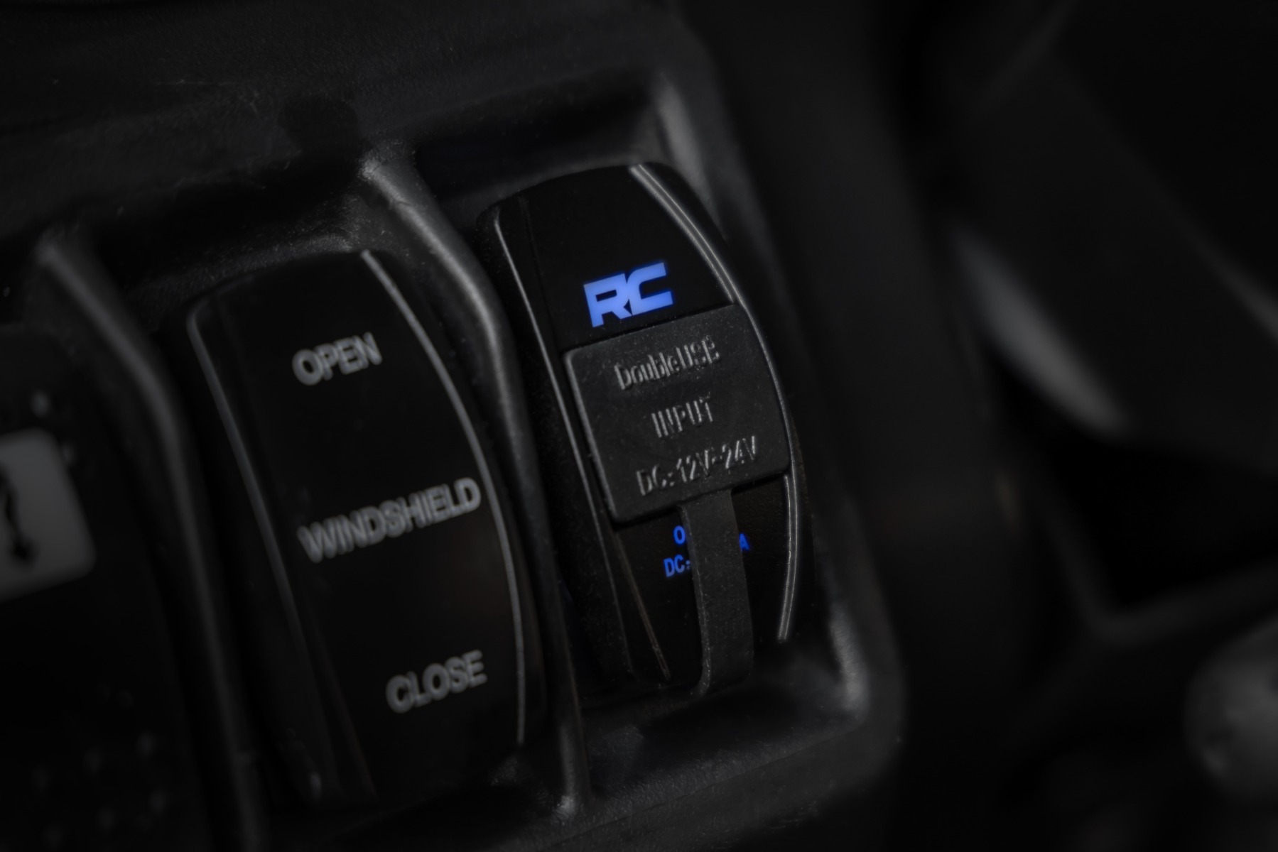 USB-Umschalter-Einsatz | 2x1 mit Logo | Blaue Hintergrundbeleuchtung — Bild 4