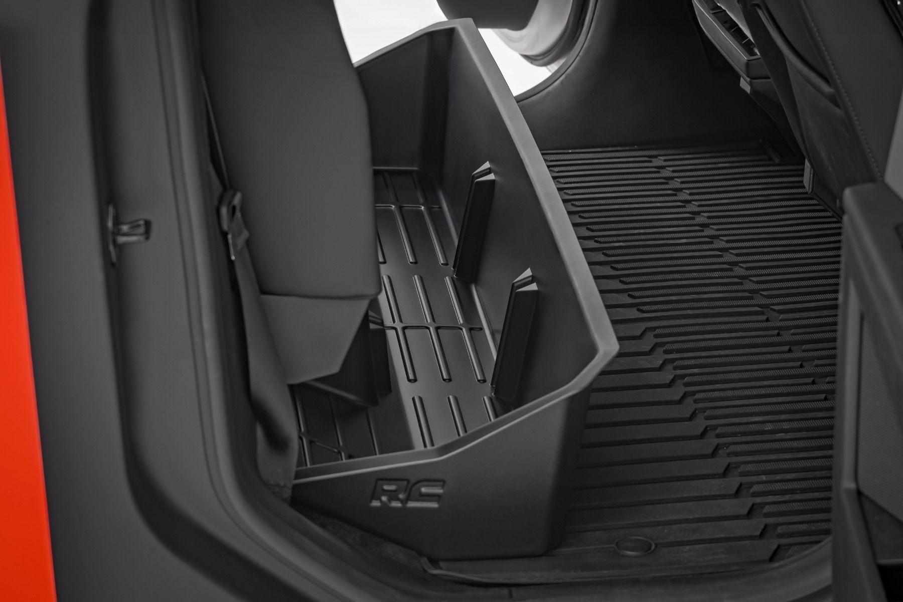 Stauraum unter dem Sitz | Tesla Cybertruck 4WD (2024–2026) — Bild 2
