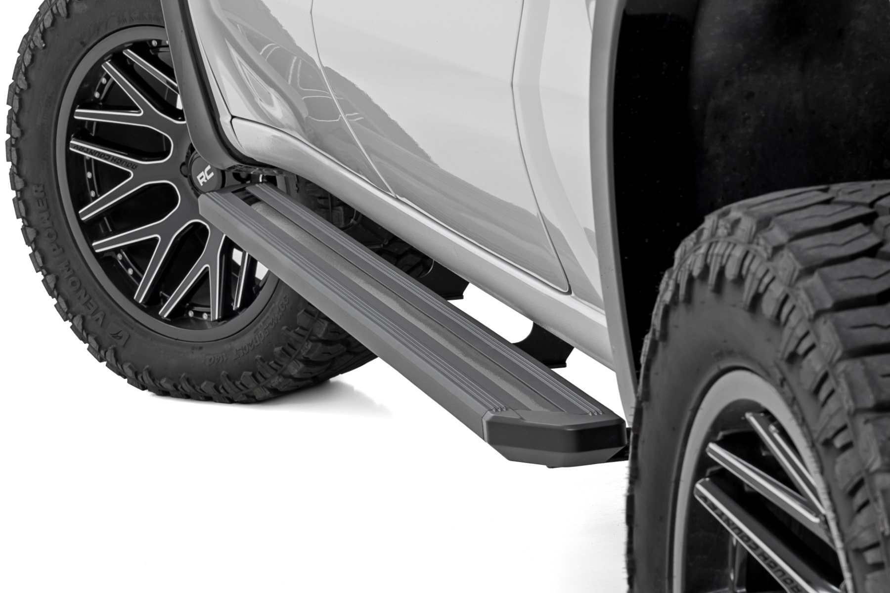 Mehrfarbige LED-Trittbretter | Crew Cab | Chevy/GMC 1500/2500HD/3500HD (19–26) — Bild 2