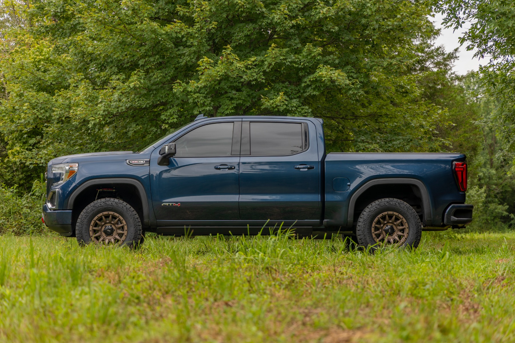 3,5-Zoll-Lift Kit | Einzelblattfeder hinten | M1-Federbeine | GMC Sierra 1500 (19–24) | Rote Ausführung — Bild 5