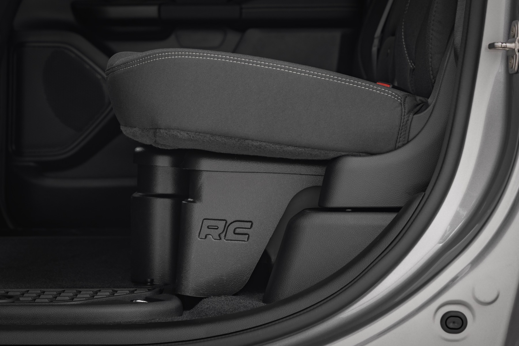 Stauraum unter dem Sitz mit abschließbarem Deckel | Doppelkabine | RAM 1500 2WD/4WD (2019–2026) — Bild 4