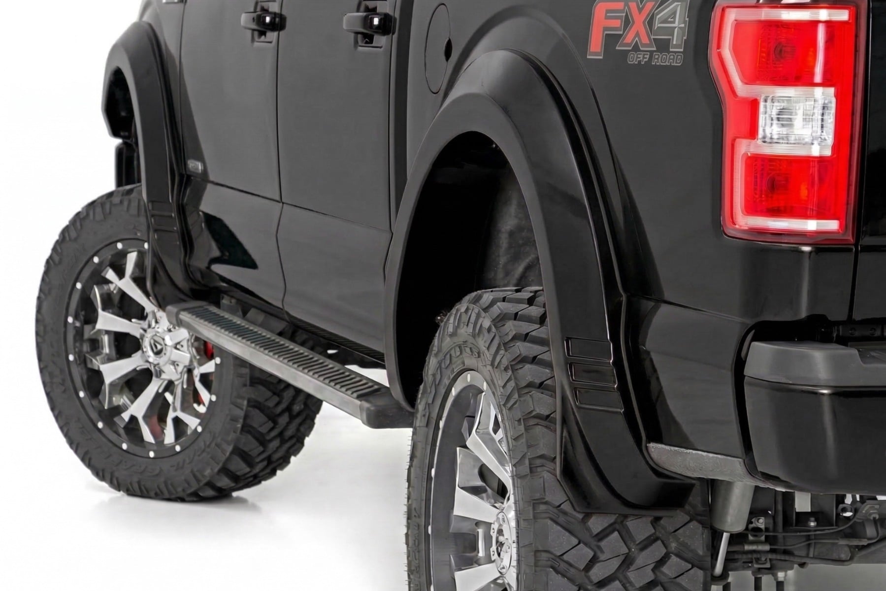 SF1 Kotflügelverbreiterungen | UH Tuxedo Black Metallic | Ford F-150 2WD/4WD (15–17)