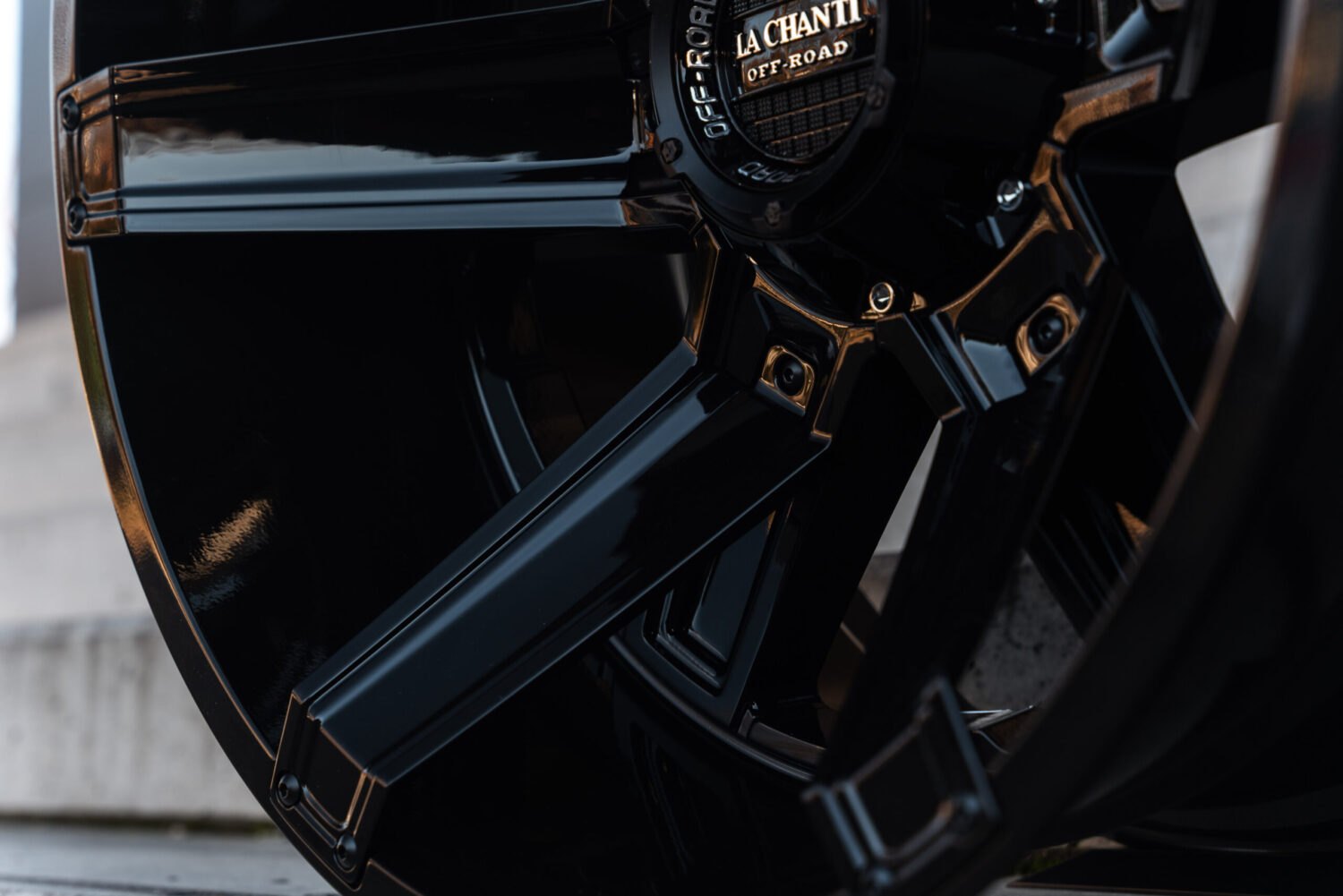 La Chanti OF16 | Glossy Black / Inserts · 12J×20" · ET-44 | 6x139.7 — Bild 4