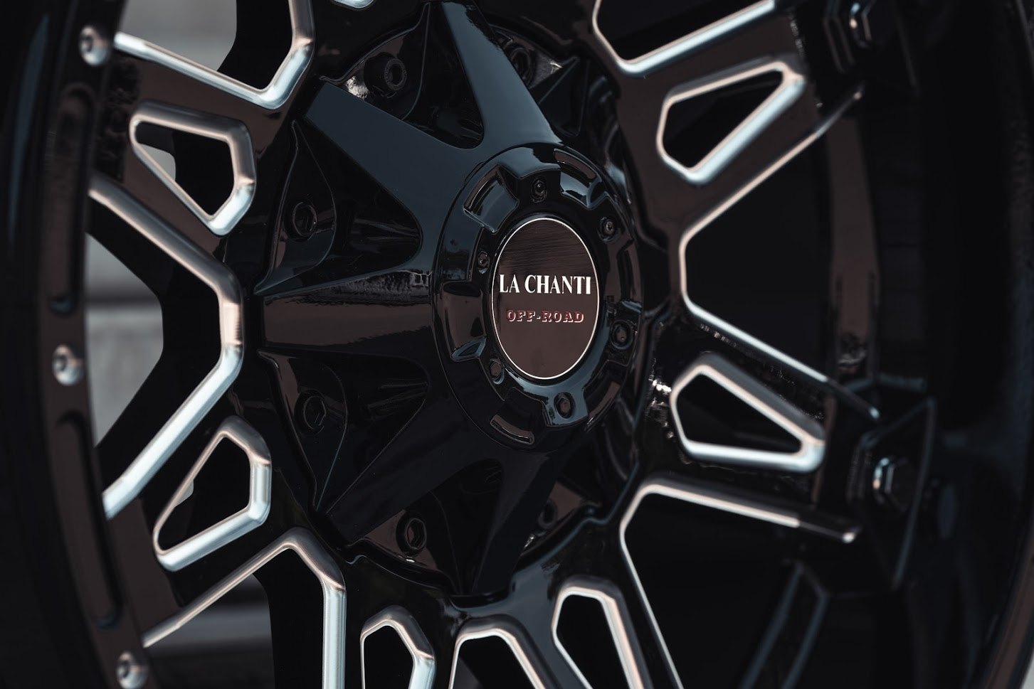 La Chanti OF1 | Glossy Black Milled · 9J×20" · ET0 | 6x135 / 6x139.7 — Bild 4
