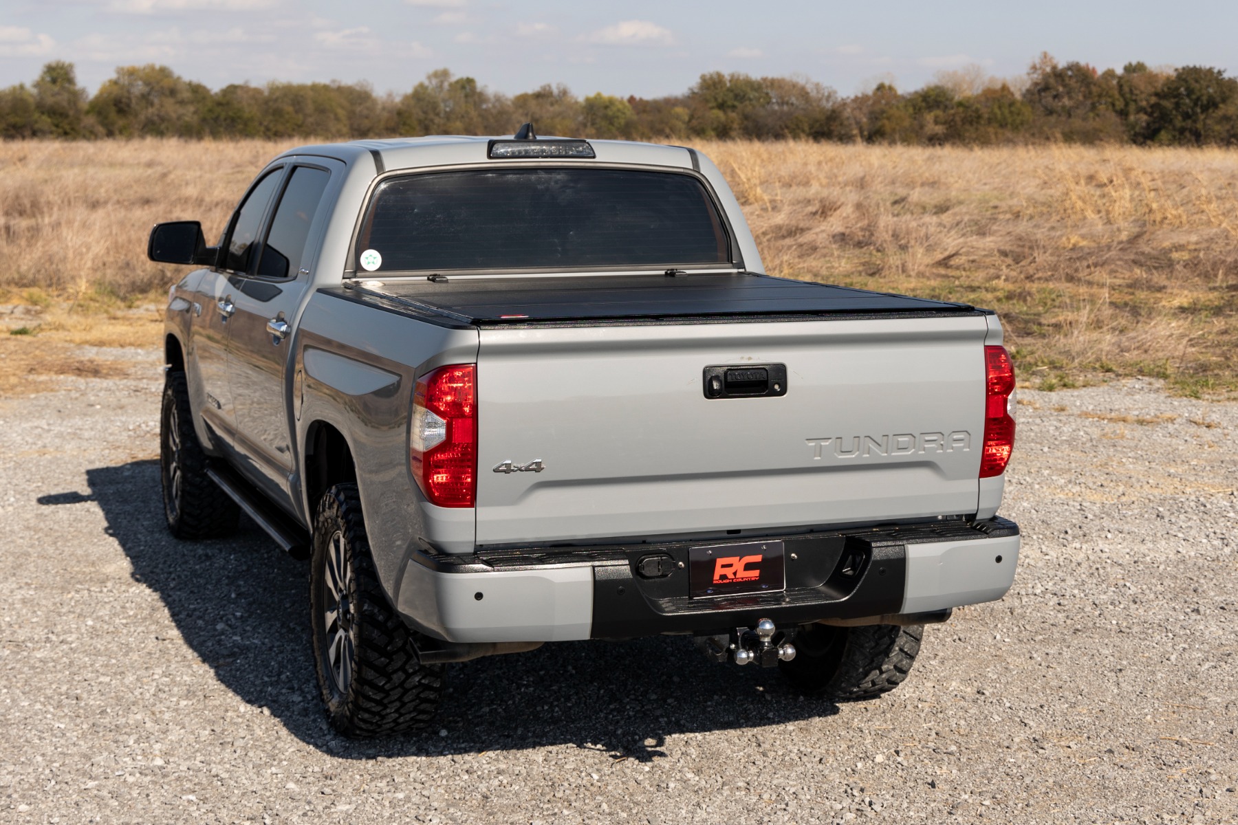 Hard Tri-Fold Flip Up Bed Cover | 5'7" Bed | Toyota Tundra 2WD/4WD (07-21) — Bild 6