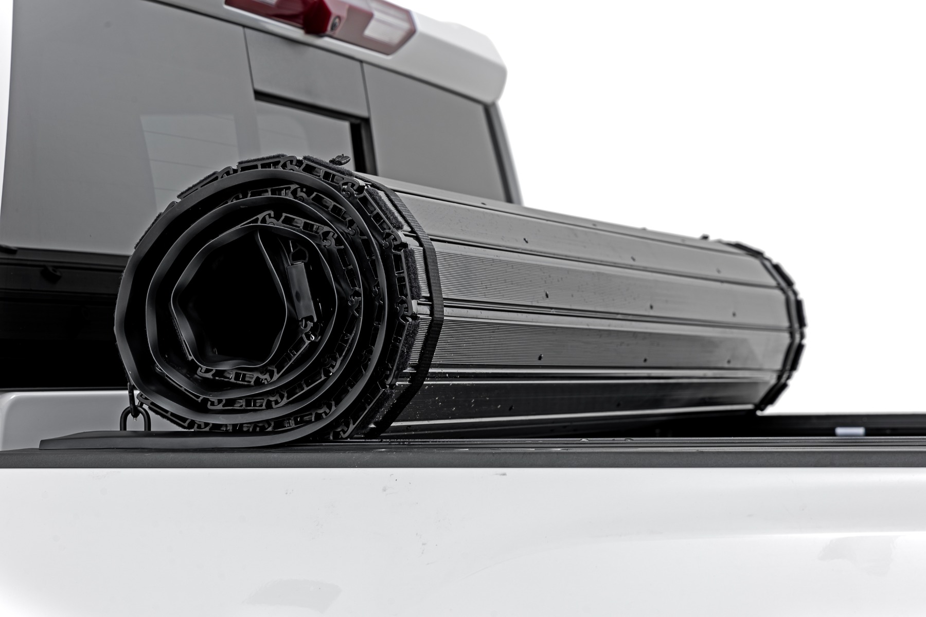 Feste Roll-up-Ladeflächenabdeckung | 6'9 Zoll Ladefläche | Chevy/GMC Silverado/Sierra 2500HD/3500HD (20–26) — Bild 4