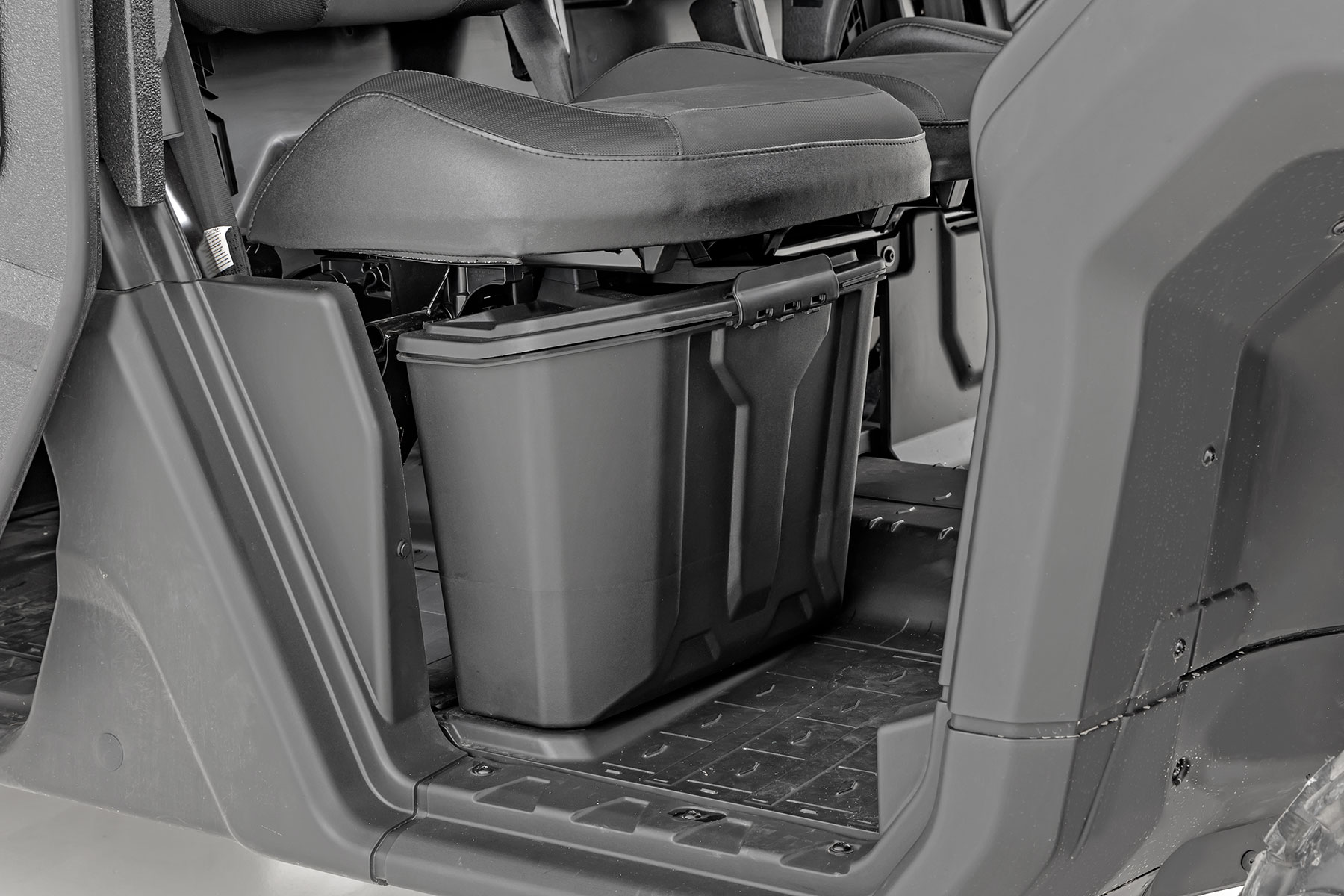 Staufach unter dem Sitz | Beifahrersitz | Can-Am Defender HD 5/HD 8/HD 9/HD 10 — Bild 5
