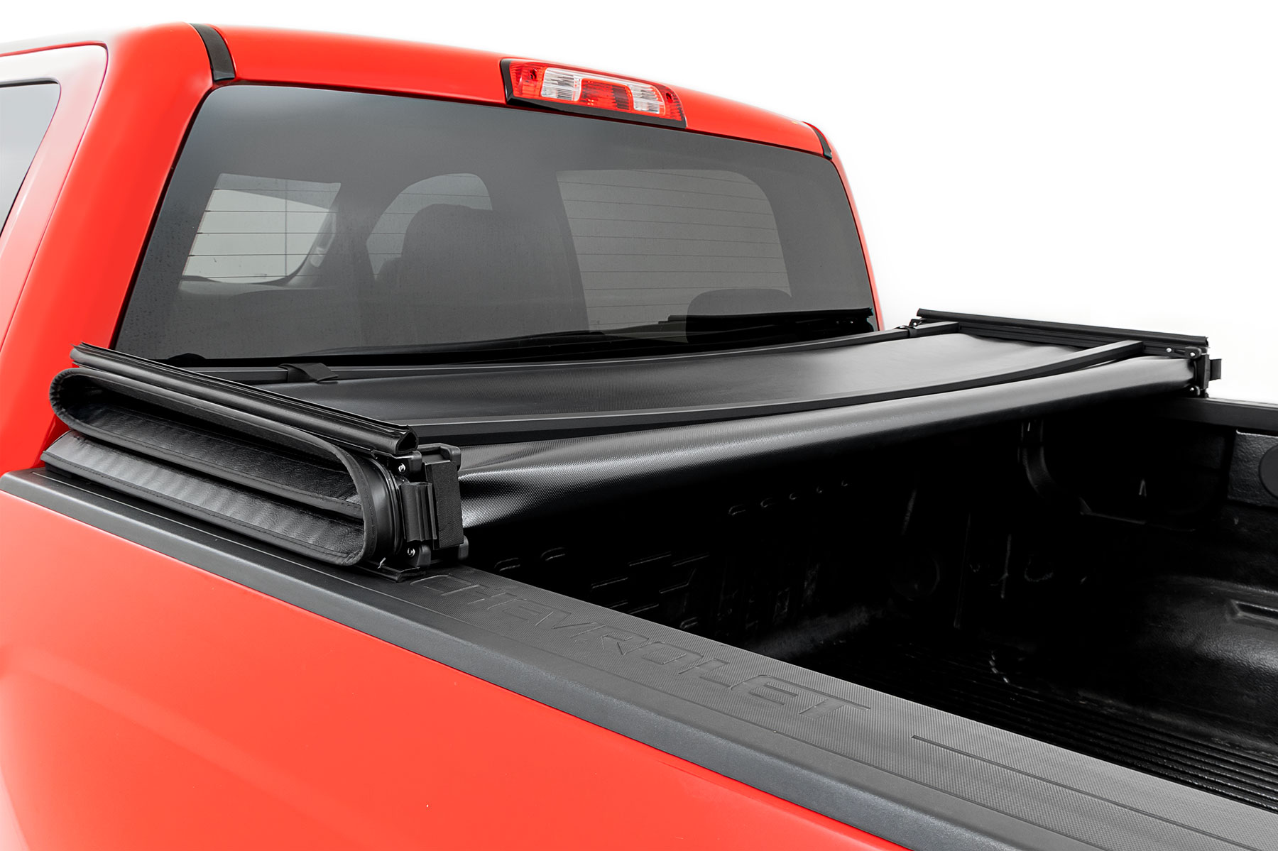 Weiche, dreifach faltbare Ladeflächenabdeckung | 5'9 Zoll Ladefläche | Chevy/GMC 1500 (14–18 & Classic) — Bild 5