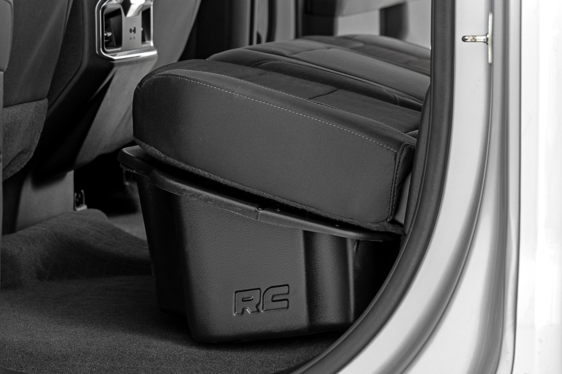 Stauraum unter dem Sitz mit abschließbarem Deckel | Doppelkabine | Chevy/GMC 1500/2500HD/3500HD (2019–2026) — Bild 3
