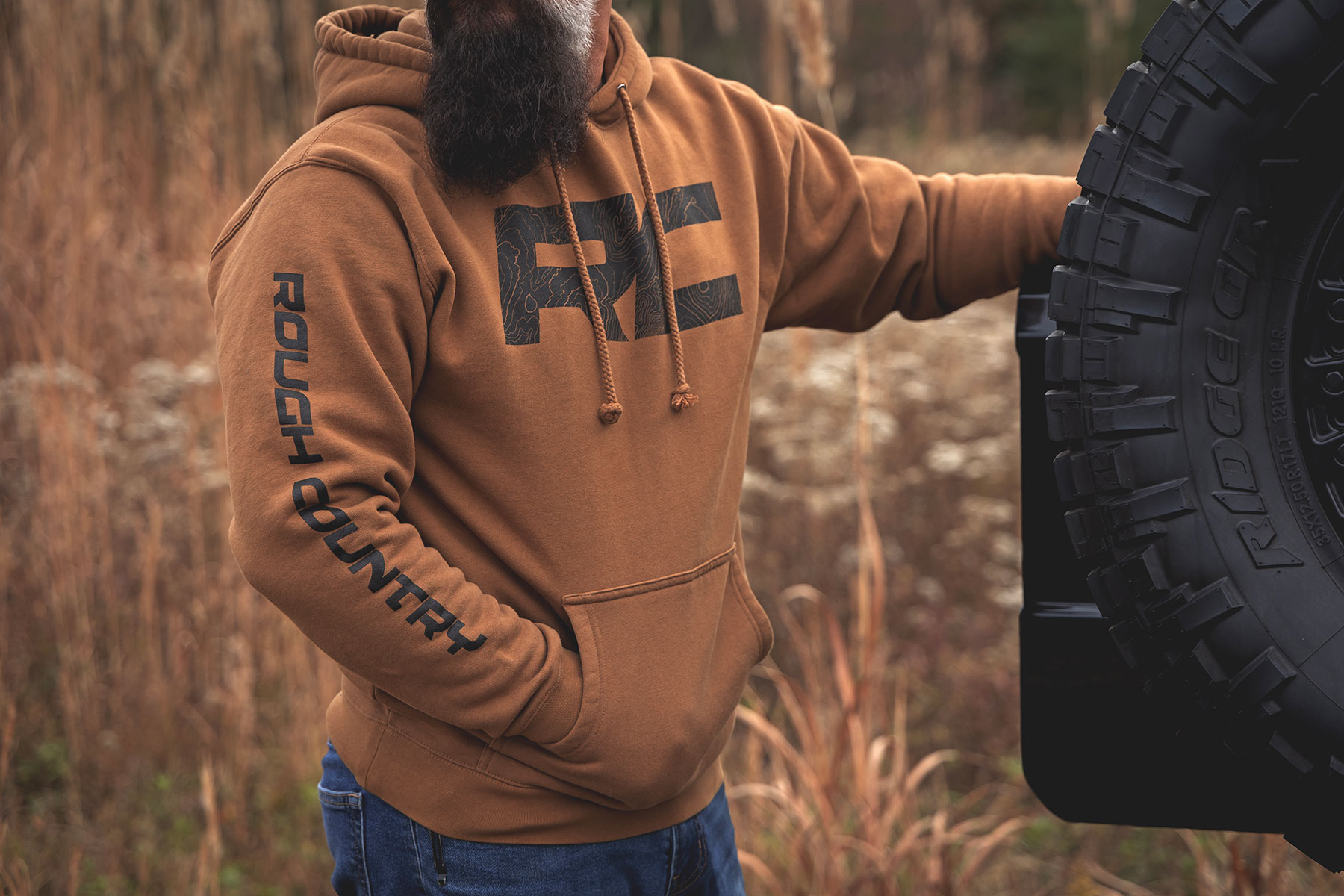Rough Country Hoodie | RC-Topografie-Ärmel | Sattelbraun | Größe M — Bild 2