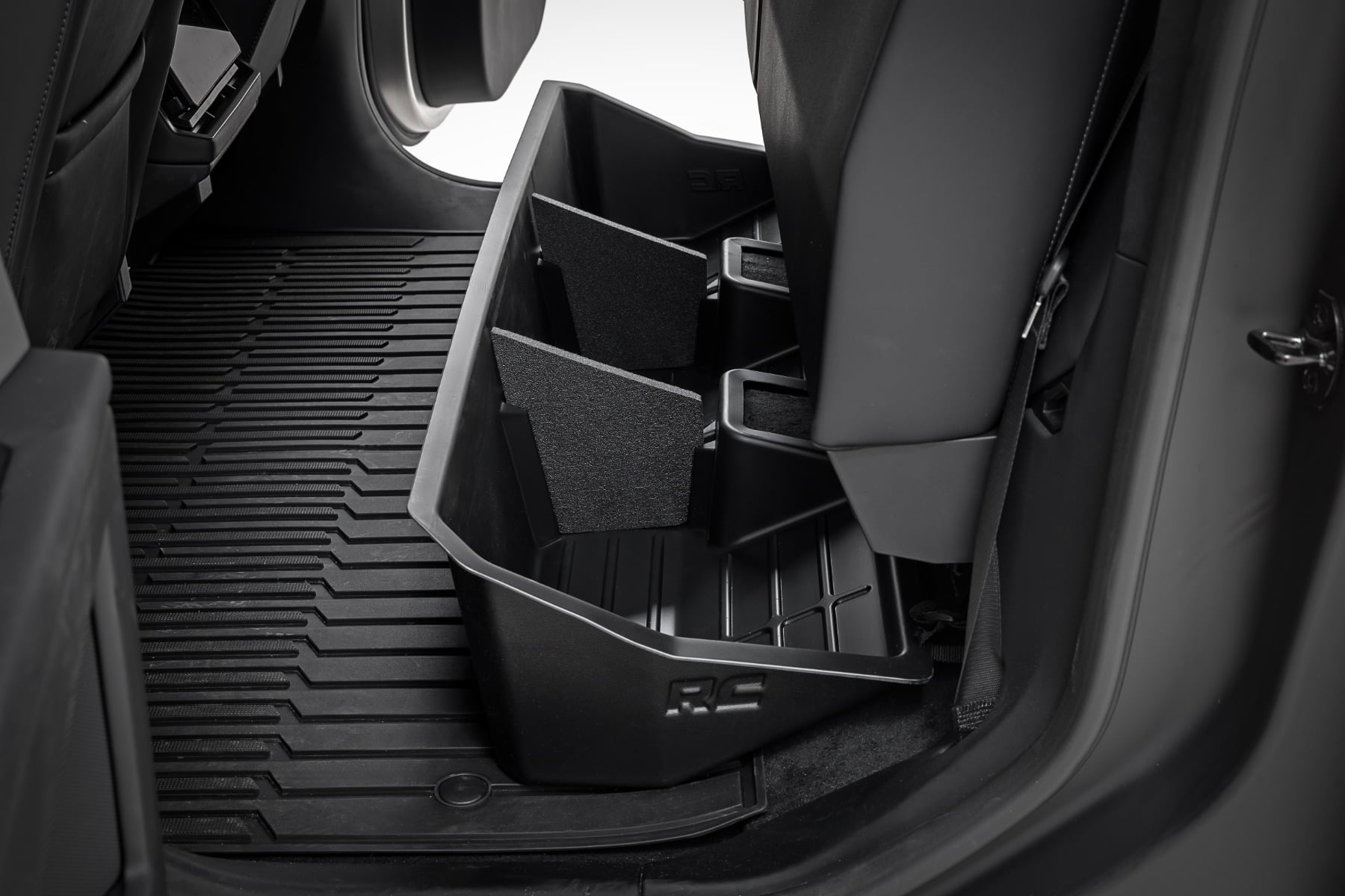 Stauraum unter dem Sitz | Tesla Cybertruck 4WD (2024–2026) — Bild 1