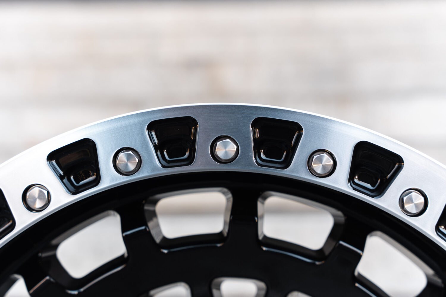 La Chanti OF6 | Glossy Black / Polished Ring · 10J×20" · ET-25 | 6x135 / 6x139.7 — Bild 4