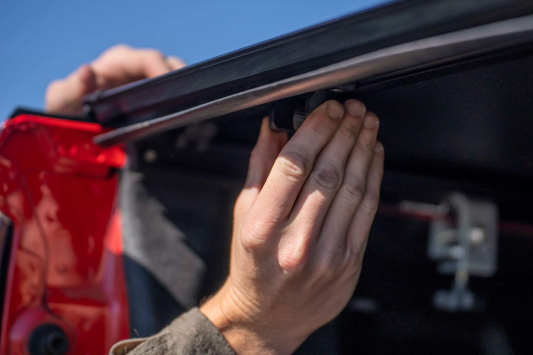 Stabile, dreifach klappbare Ladeflächenabdeckung | 6'7 Zoll Ladefläche | Chevy/GMC Sierra 1500 (19–26)/Silverado 1500 (19–26) — Bild 2