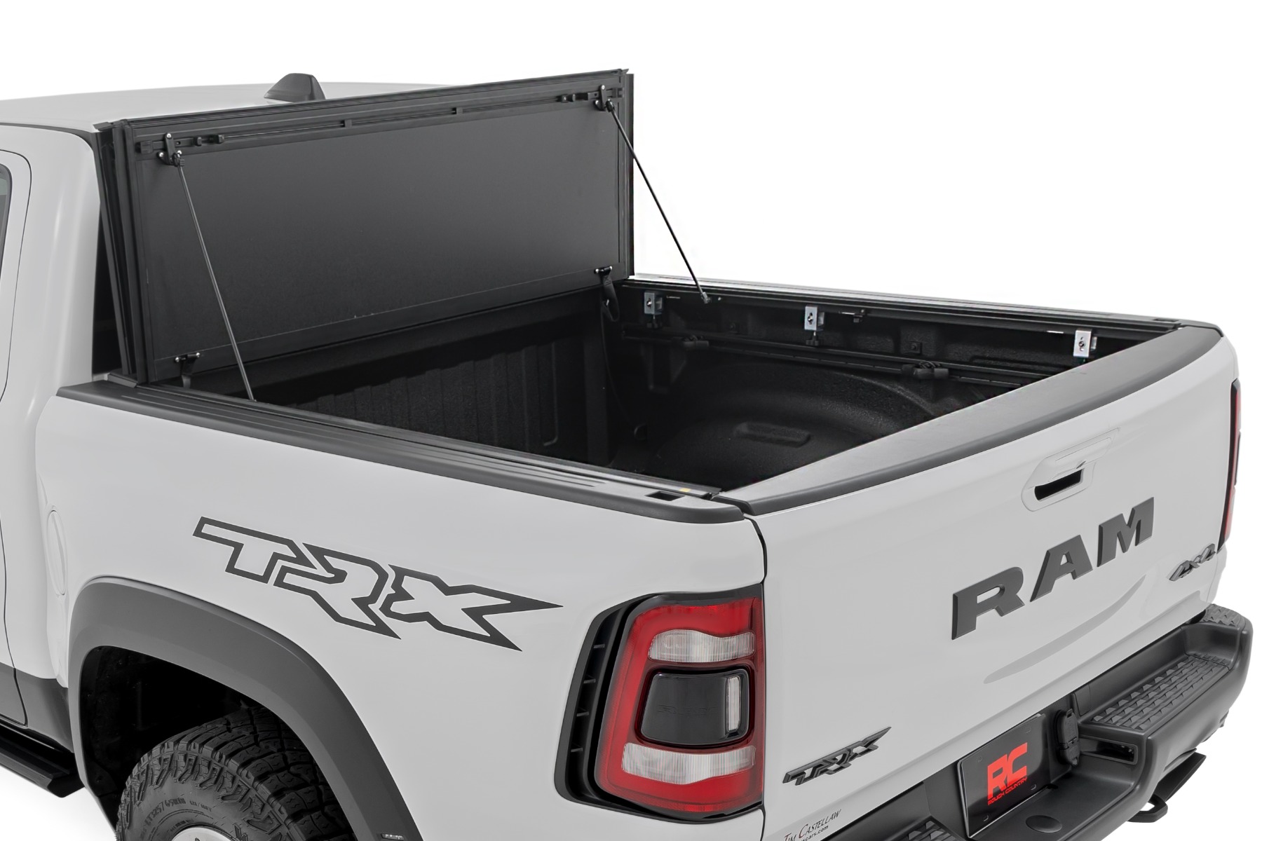 Stabile, dreifach faltbare, hochklappbare Ladeflächenabdeckung | 5'7 Zoll Ladefläche | RAM 1500 (19–26)/1500 TRX (21–24) — Bild 2
