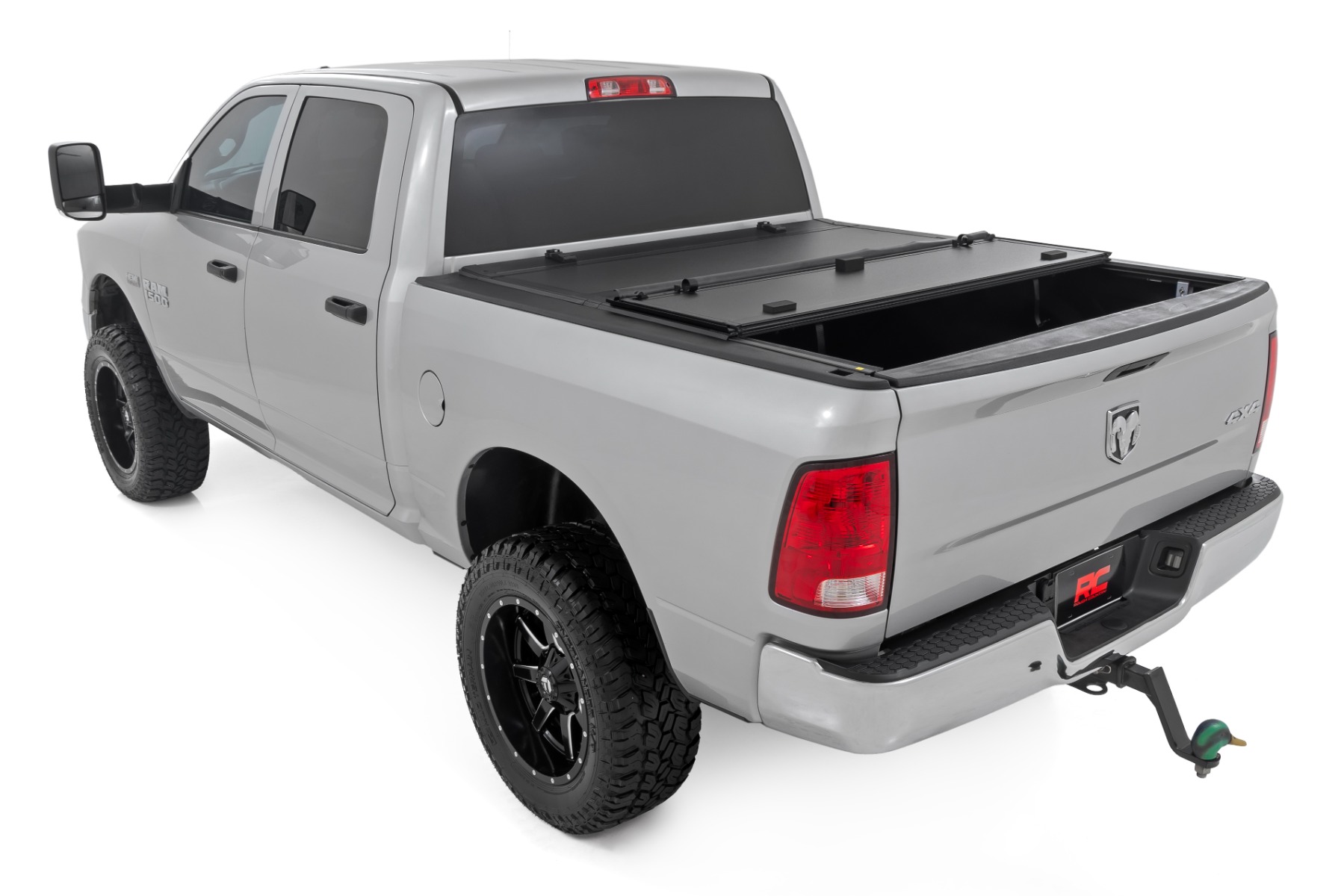 Stabile, dreifach faltbare, hochklappbare Ladeflächenabdeckung | 5'7" Ladefläche | RAM 1500 2WD/4WD (2009–2018 & Classic) — Bild 4
