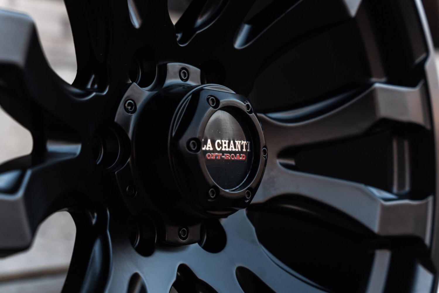 La Chanti OF7 | Glossy Blk/Mach Face/Bronze Coating · 10J×20" · ET-25 | 5x127 / 5x139.7 — Bild 4