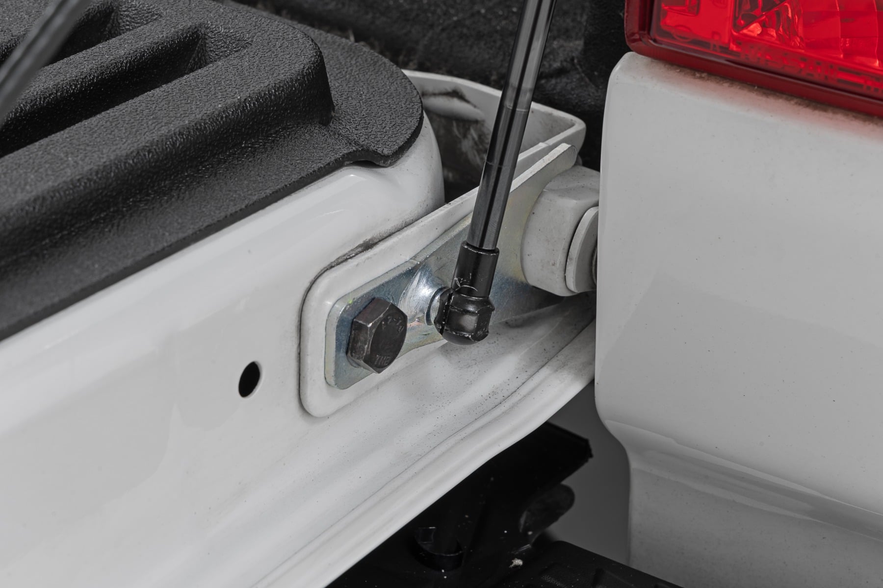 Heckklappenassistent | Nissan Titan 2WD/4WD (2017–2024) — Bild 2