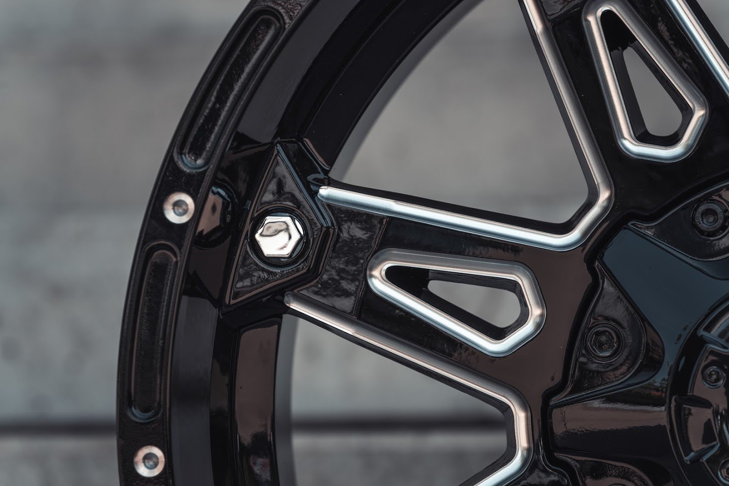 La Chanti OF1 | Glossy Black Milled · 9J×20" · ET0 | 6x135 / 6x139.7 — Bild 5