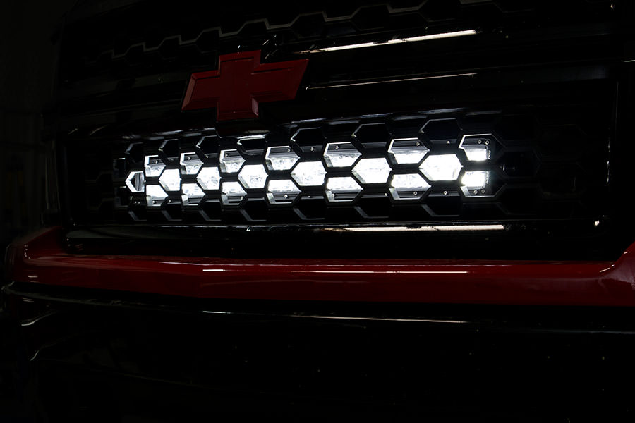 LED-Beleuchtungsset | Montage hinter dem Kühlergrill | 30 Zoll Schwarz, zweireihig | Weiße Tagfahrleuchten | Chevy Silverado 1500 (14–15) — Bild 2