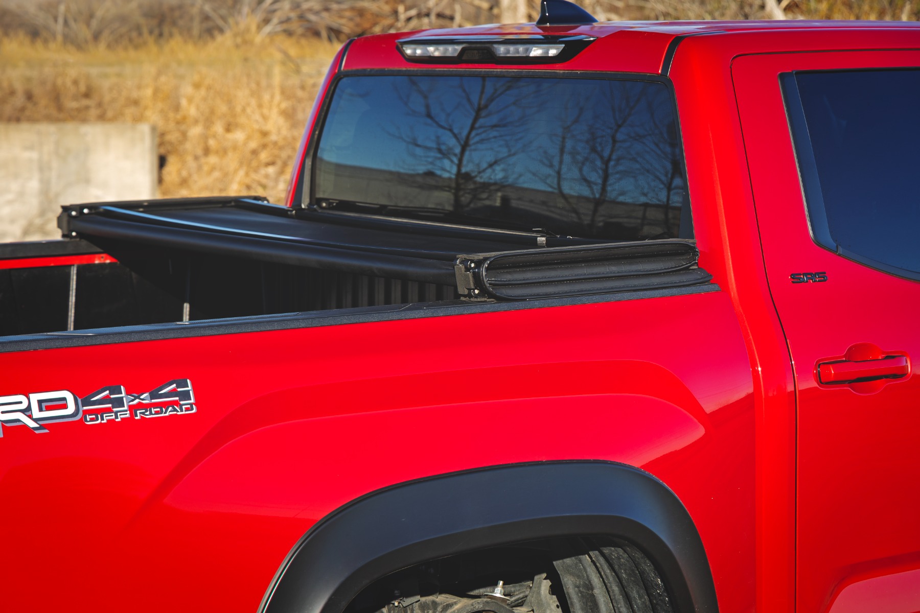 Weiche, dreifach faltbare Ladeflächenabdeckung | 5'7 Zoll | Mit und ohne Original-Relings | Toyota Tundra (22–26) — Bild 6