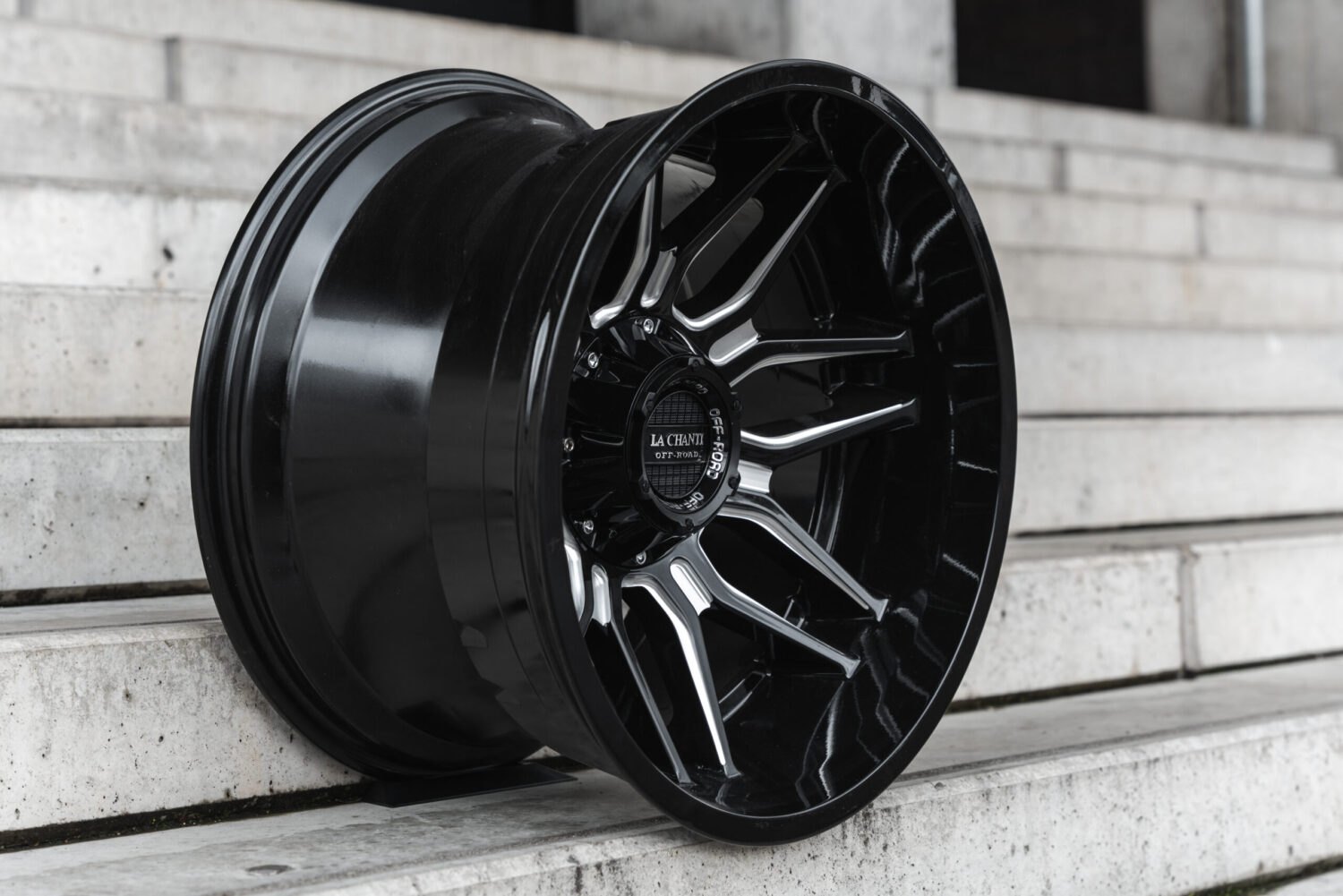 La Chanti OF13 | Glossy Black Milled · 12J×20" · ET-44 | 5x127 / 5x139.7 — Bild 2