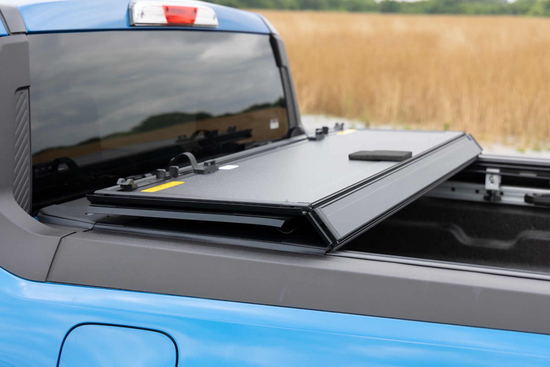 Stabile, dreifach faltbare, hochklappbare Ladeflächenabdeckung | 4'6 Zoll Ladefläche | Ford Maverick 2WD/4WD (22–26) — Bild 6