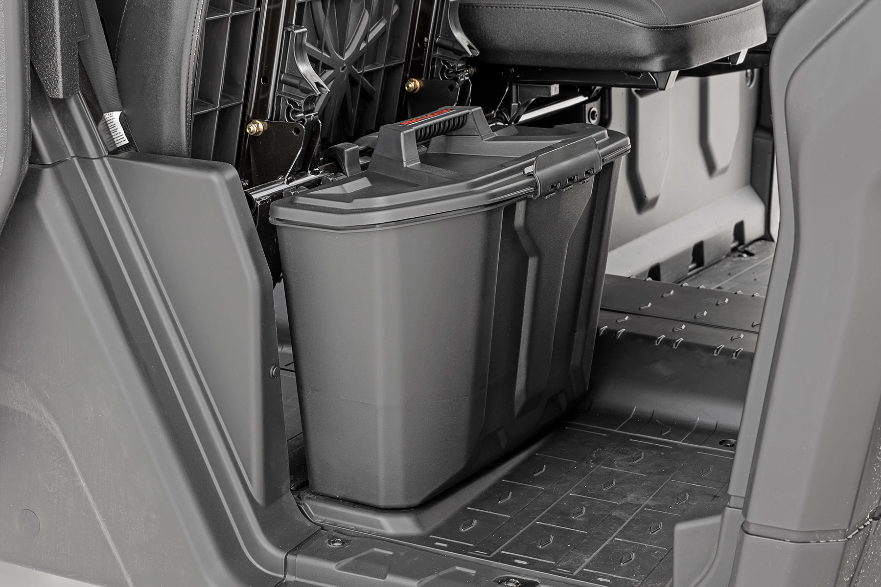 Staufach unter dem Sitz | Beifahrersitz | Can-Am Defender HD 5/HD 8/HD 9/HD 10 — Bild 6