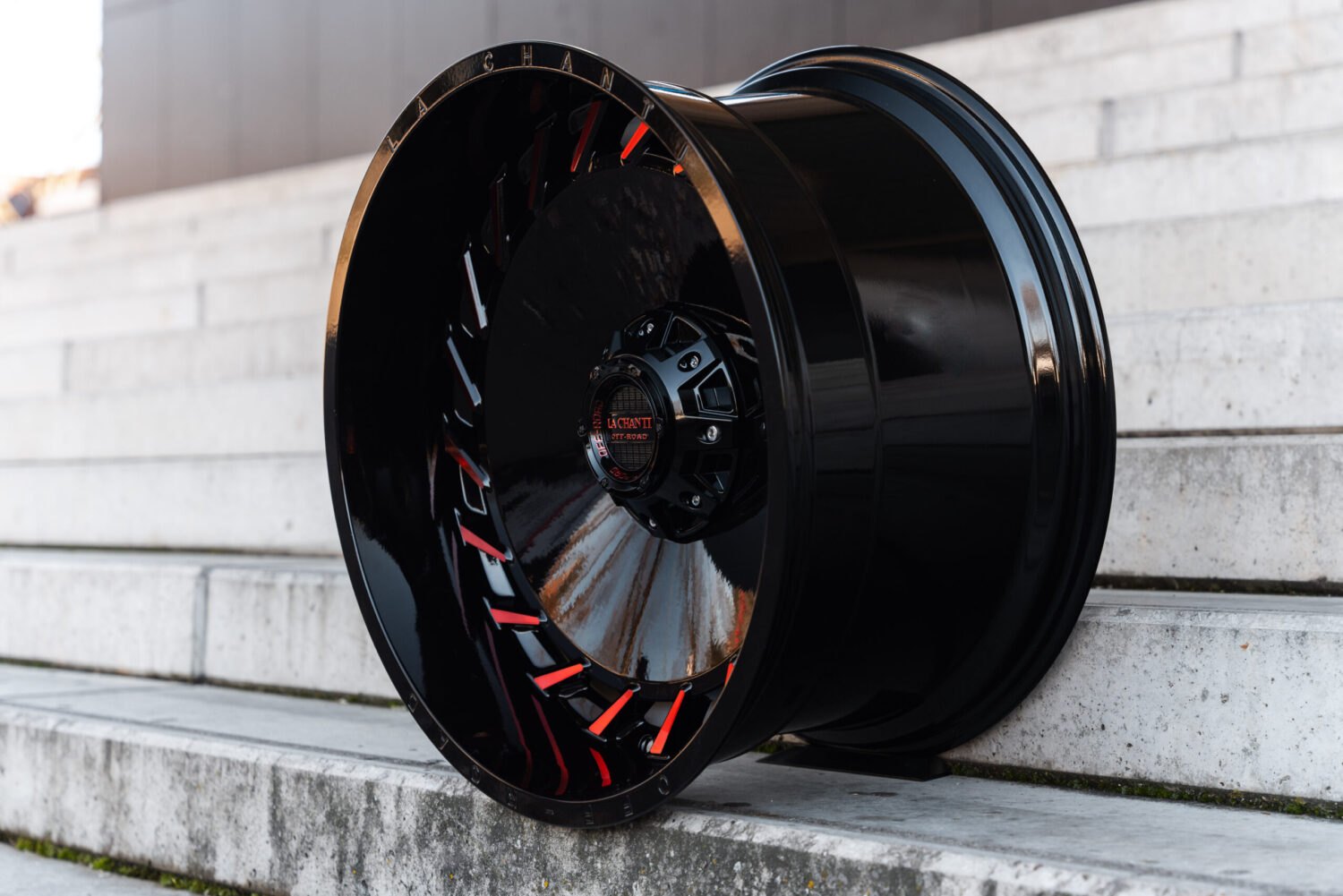 La Chanti OF15 | Glossy Black / RED Spockes · 12J×22" · ET-25 | 6x135 / 6x139.7 — Bild 3