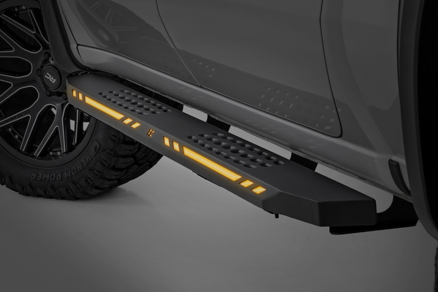 AC2 Trittbretter | Bernstein/Weiß | Crew Cab | RAM 1500 (19–26)/1500 TRX (21–24) — Bild 2