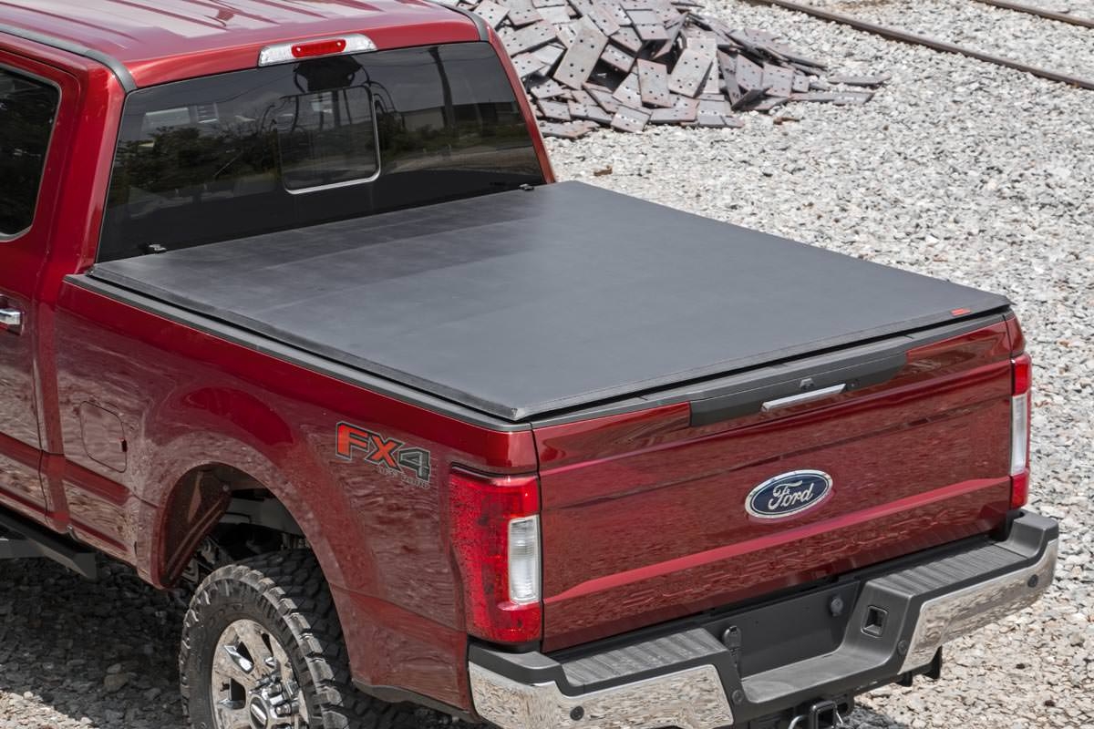 Weiche, dreifach gefaltete Ladeflächenabdeckung | 6'10 Zoll Ladefläche | Ford F-250/F-350 Super Duty (17–26) — Bild 2