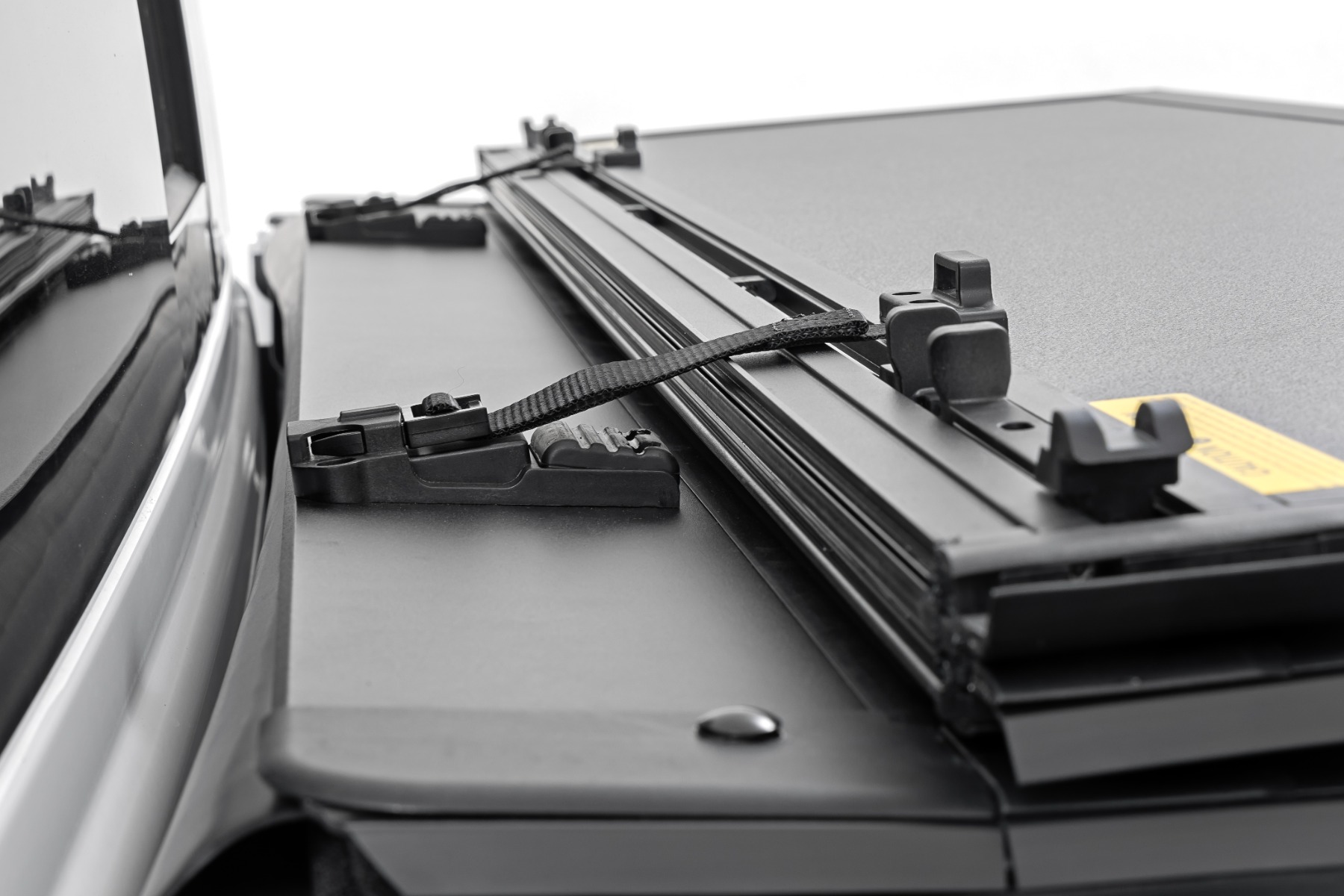 Hard Tri-Fold Flip Up Bed Cover | 5'7" | Toyota Tundra 2WD/4WD (2022-2026) — Bild 6