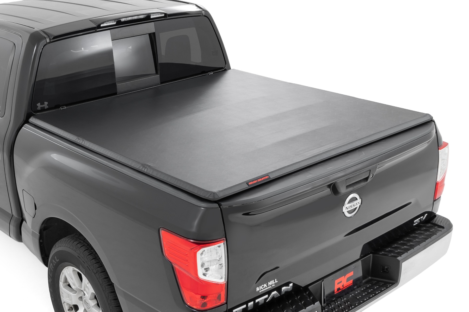 Weiche, dreifach faltbare Ladeflächenabdeckung | 5'7 Zoll Ladefläche | Nissan Titan 2WD/4WD (2017–2024)