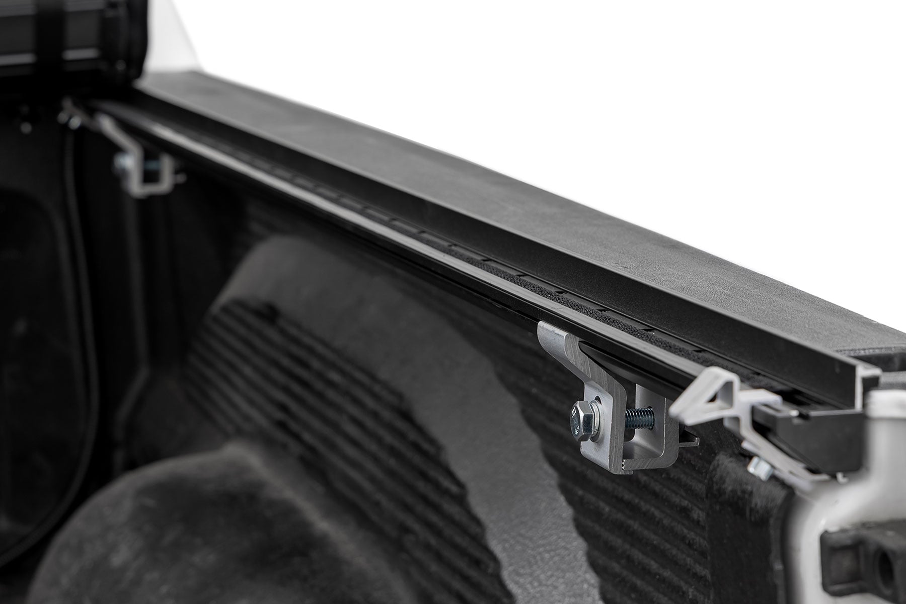 Feste, aufrollbare Ladeflächenabdeckung | 5'7 Zoll Ladefläche | RAM 1500 (09–18)/2500 (09–26) — Bild 5