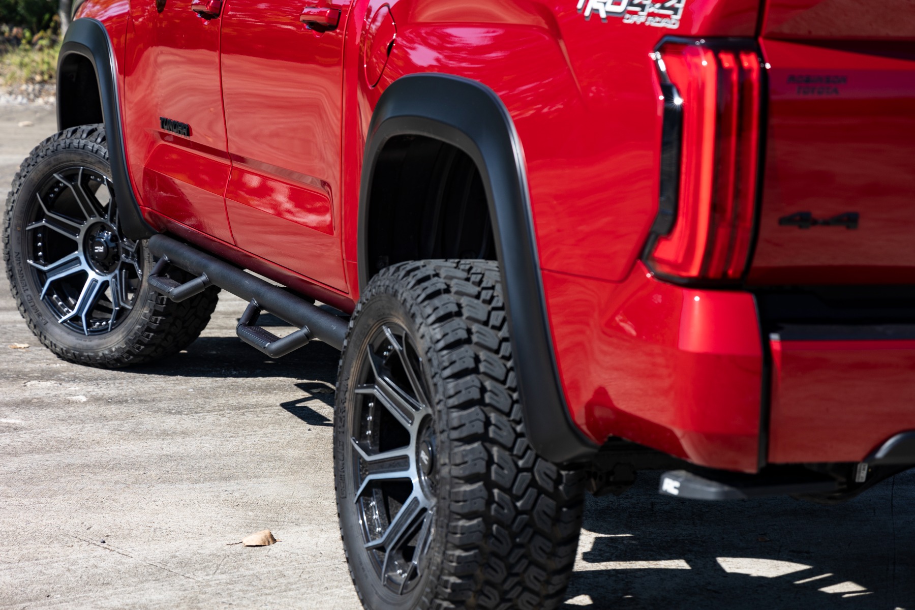Nerf-Trittstufen | Kabinenlänge | Maximale Besatzung | Toyota Tundra 2WD/4WD (2022–2026) — Bild 5
