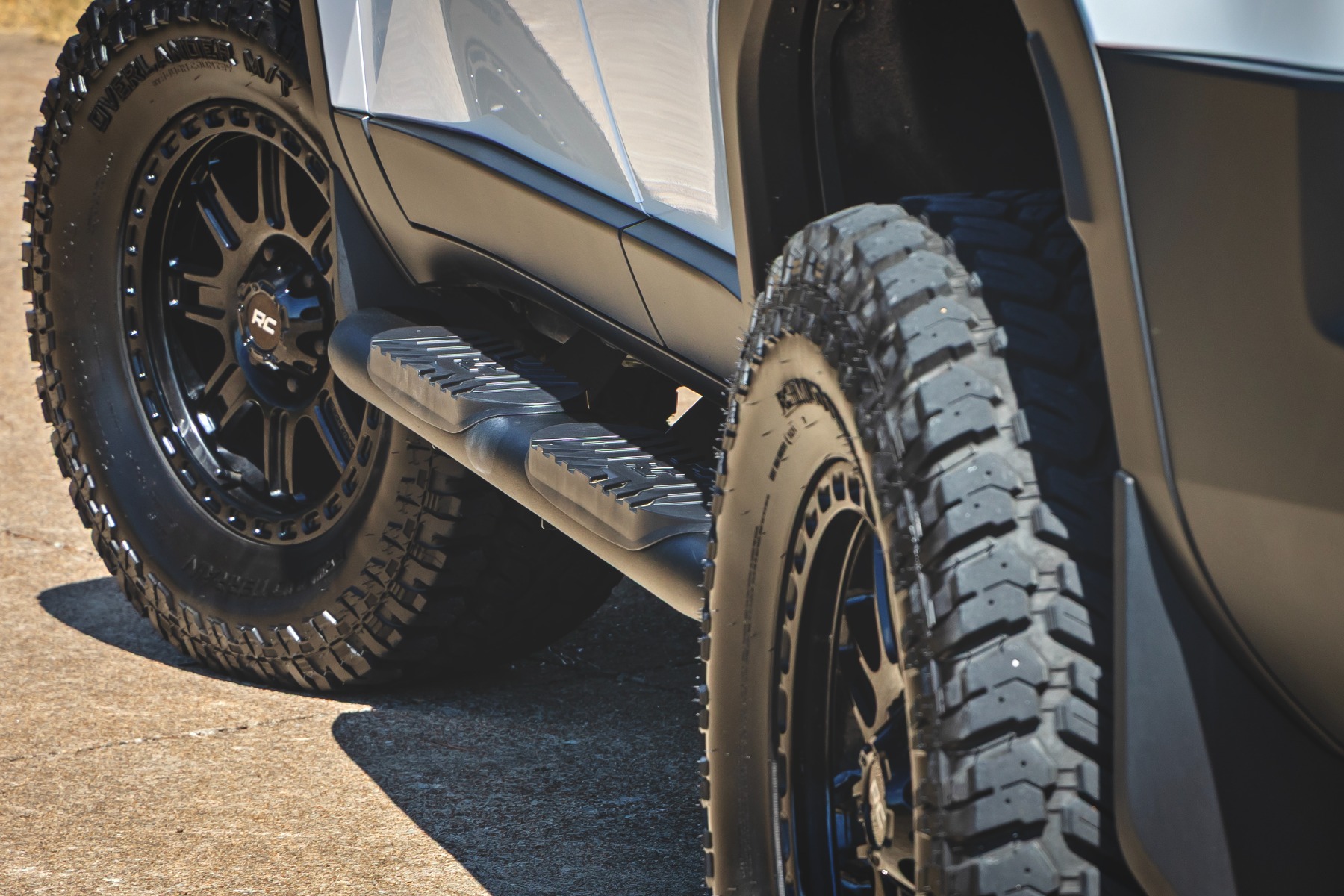 Oval Nerf Steps | Black | Toyota Land Cruiser 4WD (2024-2026) — Bild 3