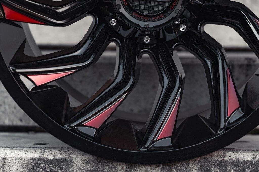 La Chanti OF12 | Glossy Black / RED Spockes · 12J×20" · ET-25 | 5x139.7 — Bild 4
